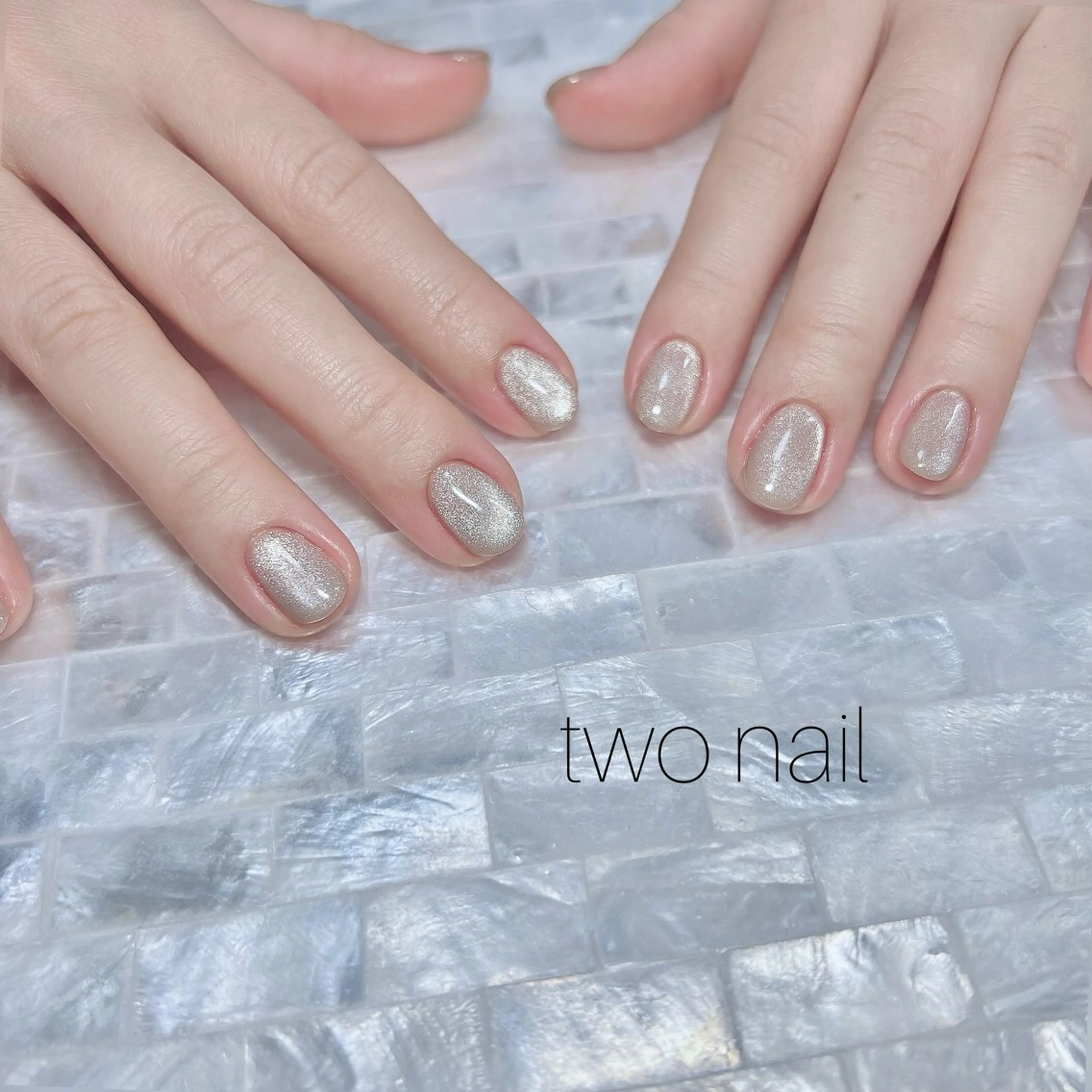 ネイル ブラウン キラキラネイル マグネットネイル ネイルチップ ホワイト ハンドネイル two nailのネイルデザイン