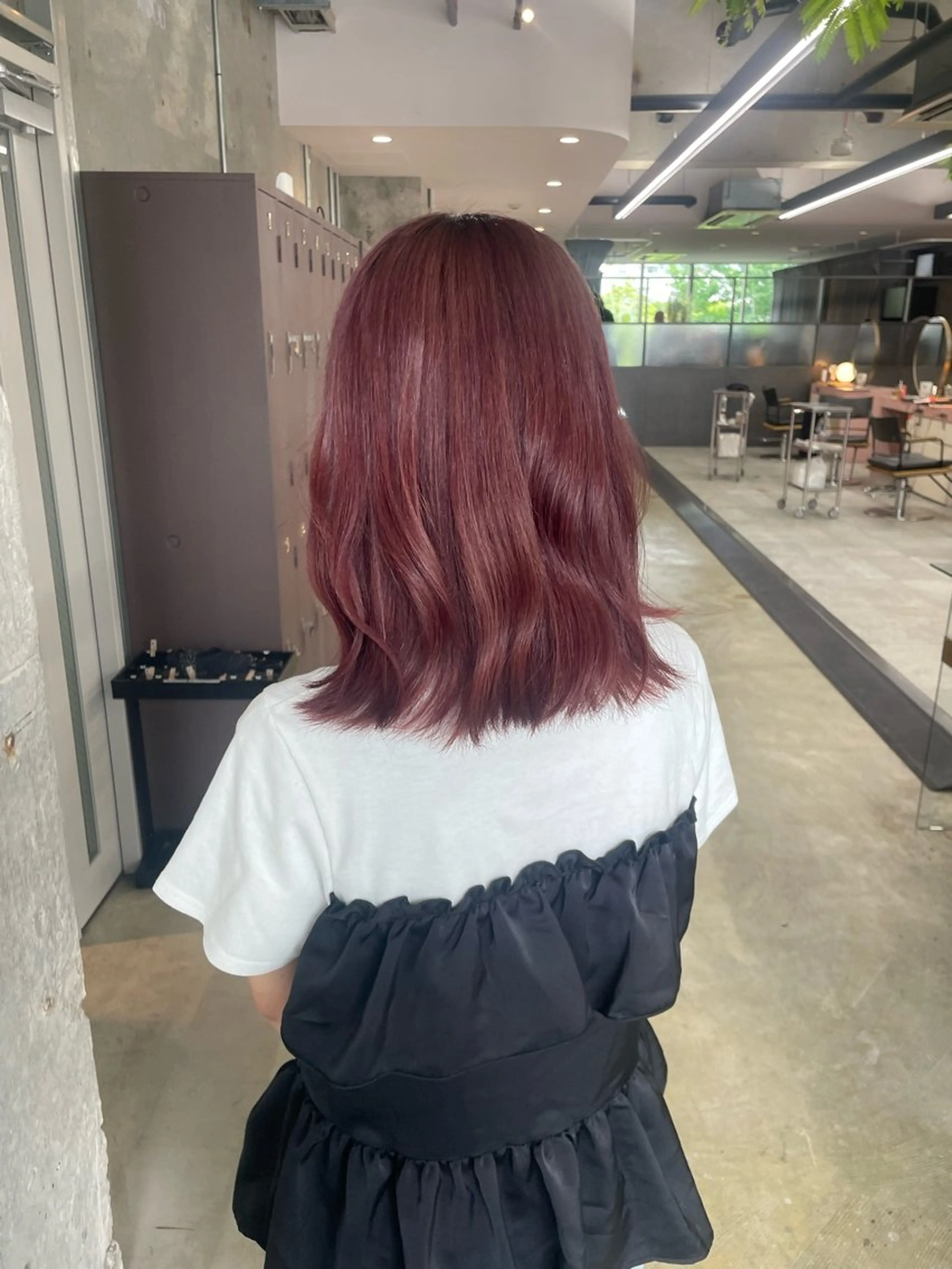 ミディアム カット ヘアカラー 鈴木瑛里／ブロンド ベージュ／男女のヘアスタイル