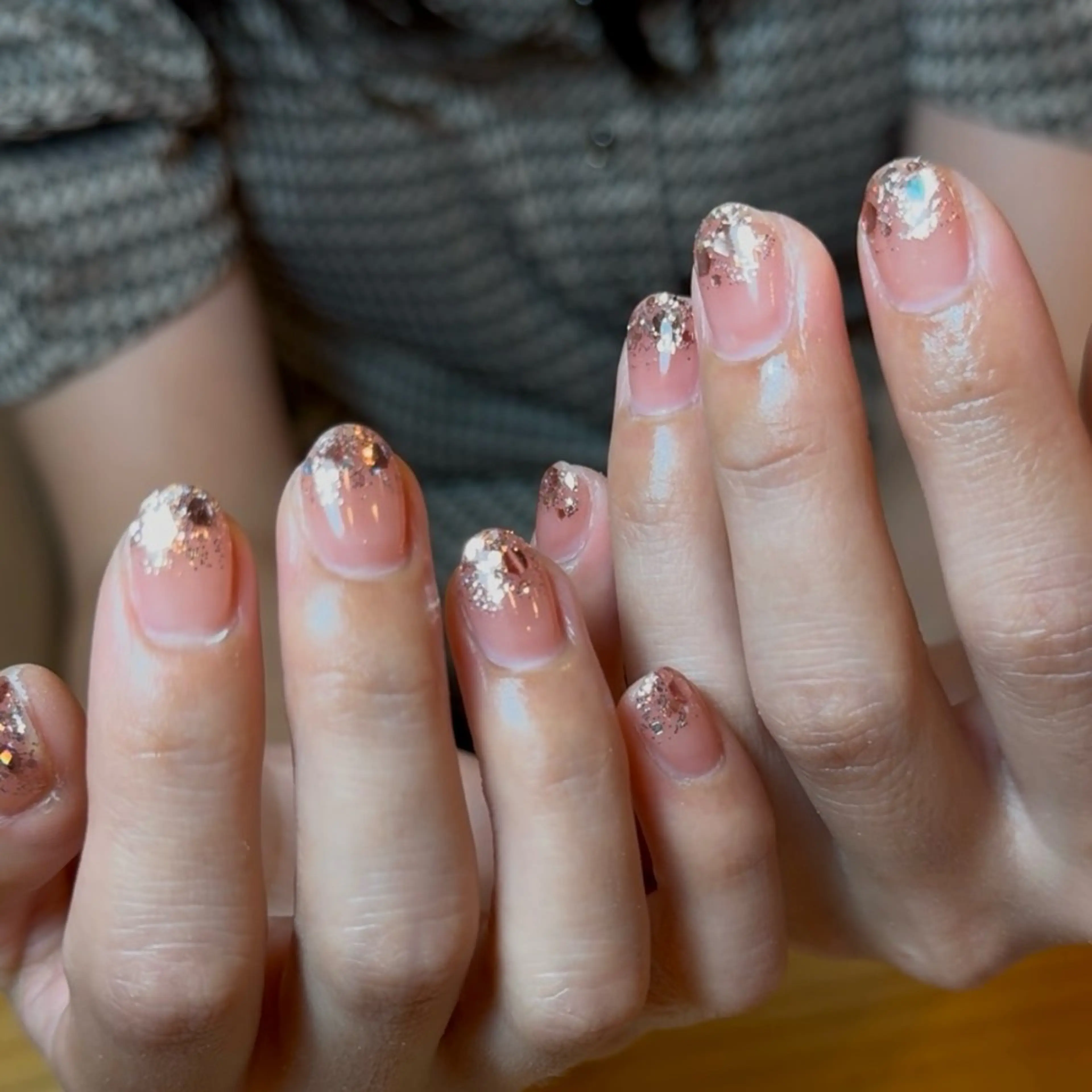 ネイル ゴールド ラメ(グリッター) オフィスネイル ピンク シンプルネイル Meer所属・Meer ミーアのネイルデザイン