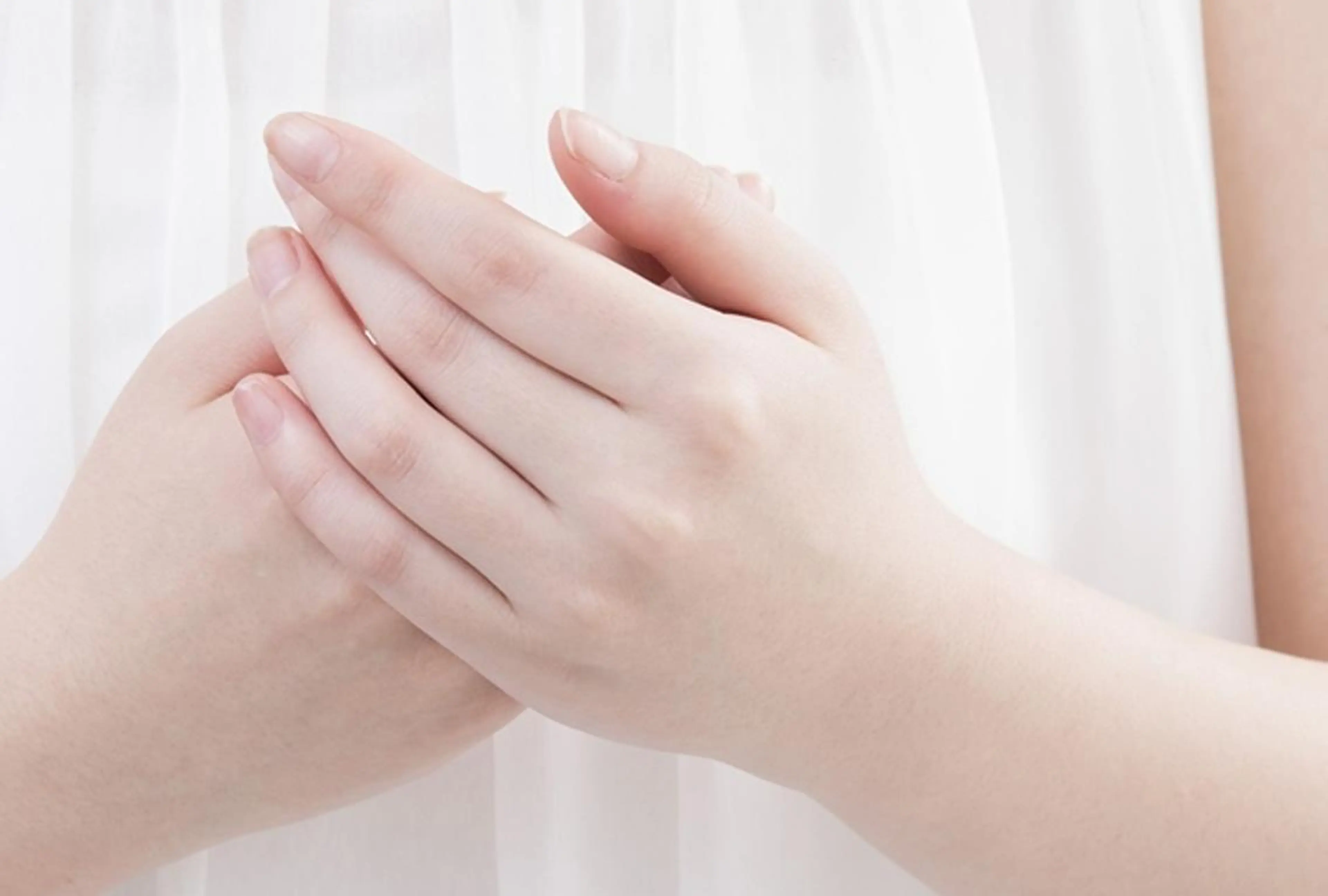 女性👩手の甲・指先の写真