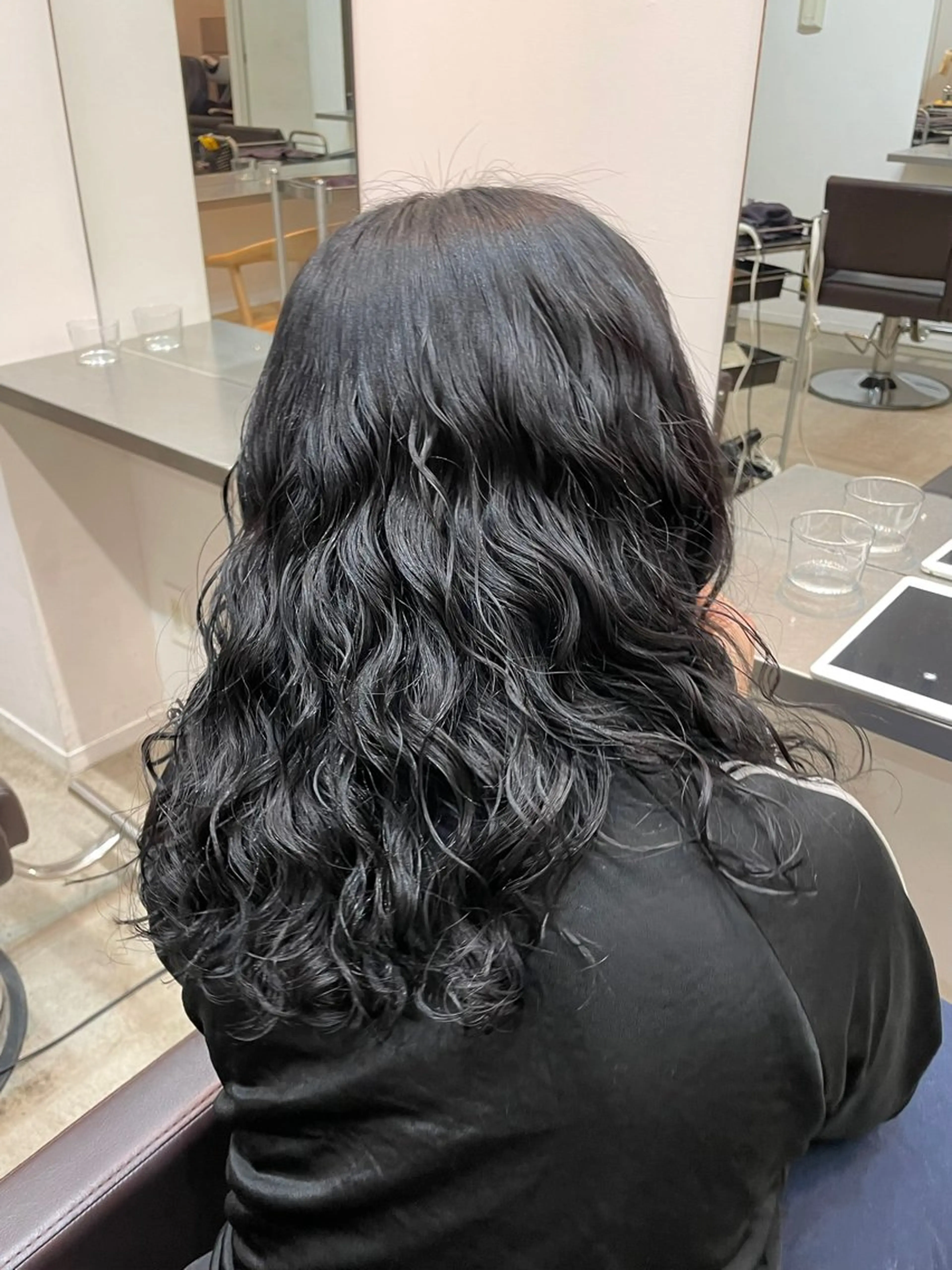 ロング カラー パーマ 黒髪 ブリーチ ブルーカラー ブルーブラック 透明感カラー カット ヘアカラー パーマ トリートメント 【arc】Ruri コテ巻き風パーマのヘアスタイル