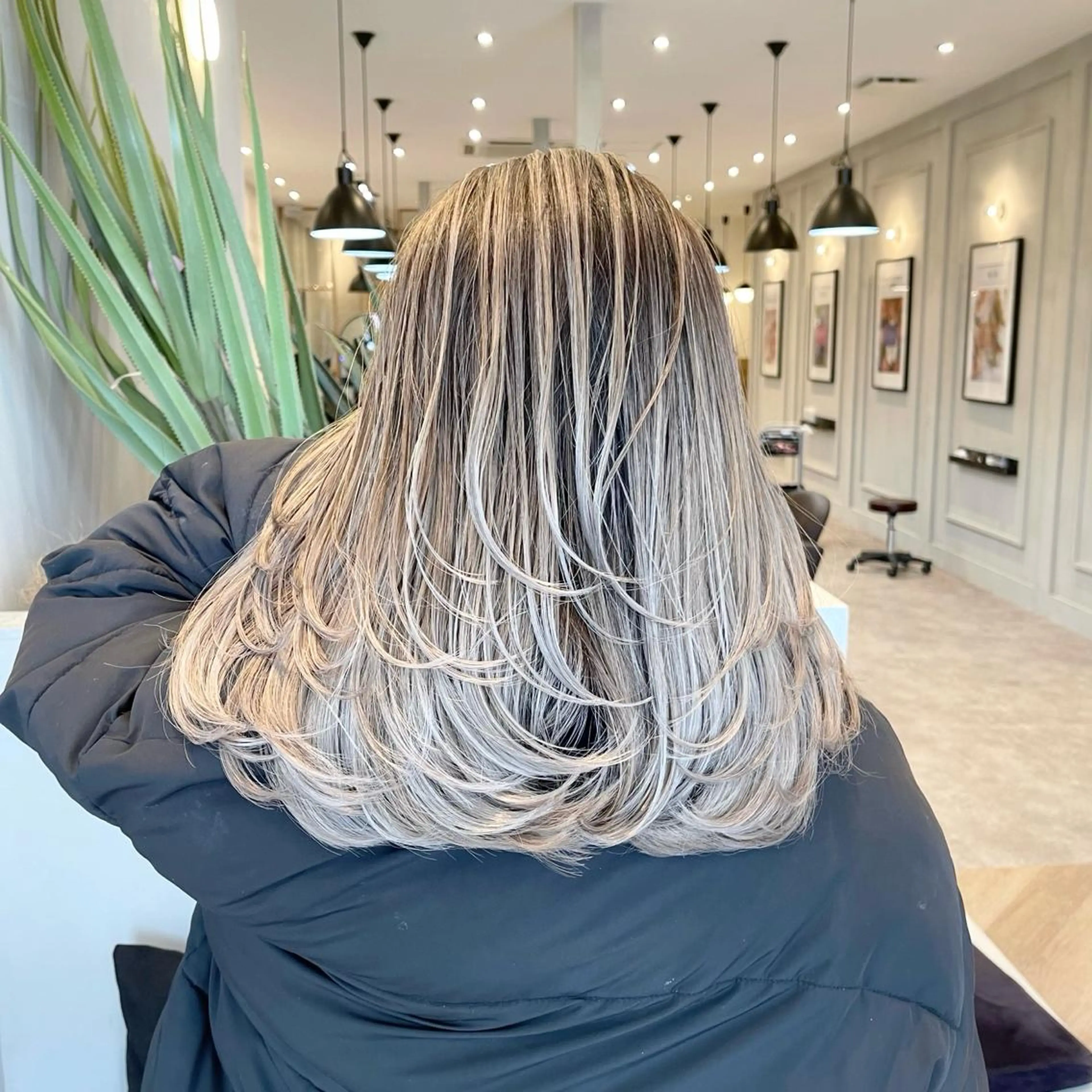 ミディアム カラー ヘアアレンジ バレイヤージュ デザインカラー ハイライトカラー 外国人風カラー ハイライト カット ヘアカラー トリートメント アンドウ ユウ/ レイヤーカット/韓国のヘアスタイル