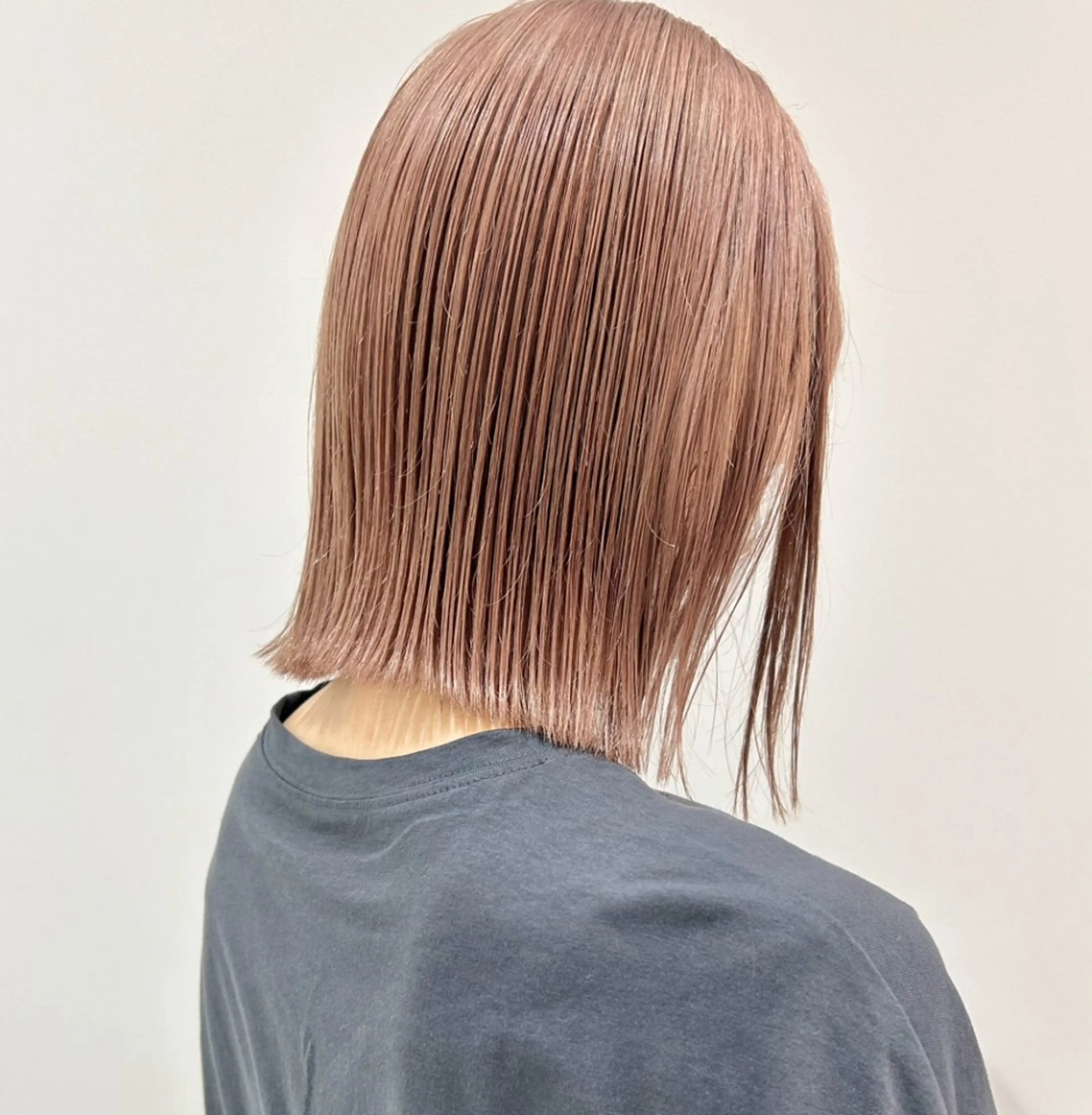 ミディアム カラー ベージュカラー ハイトーンカラー ハイトーンベージュ ピンクカラー カット ヘアカラー トリートメント ハイトーン/ブリーチ 似合せカット/パーマのヘアスタイル