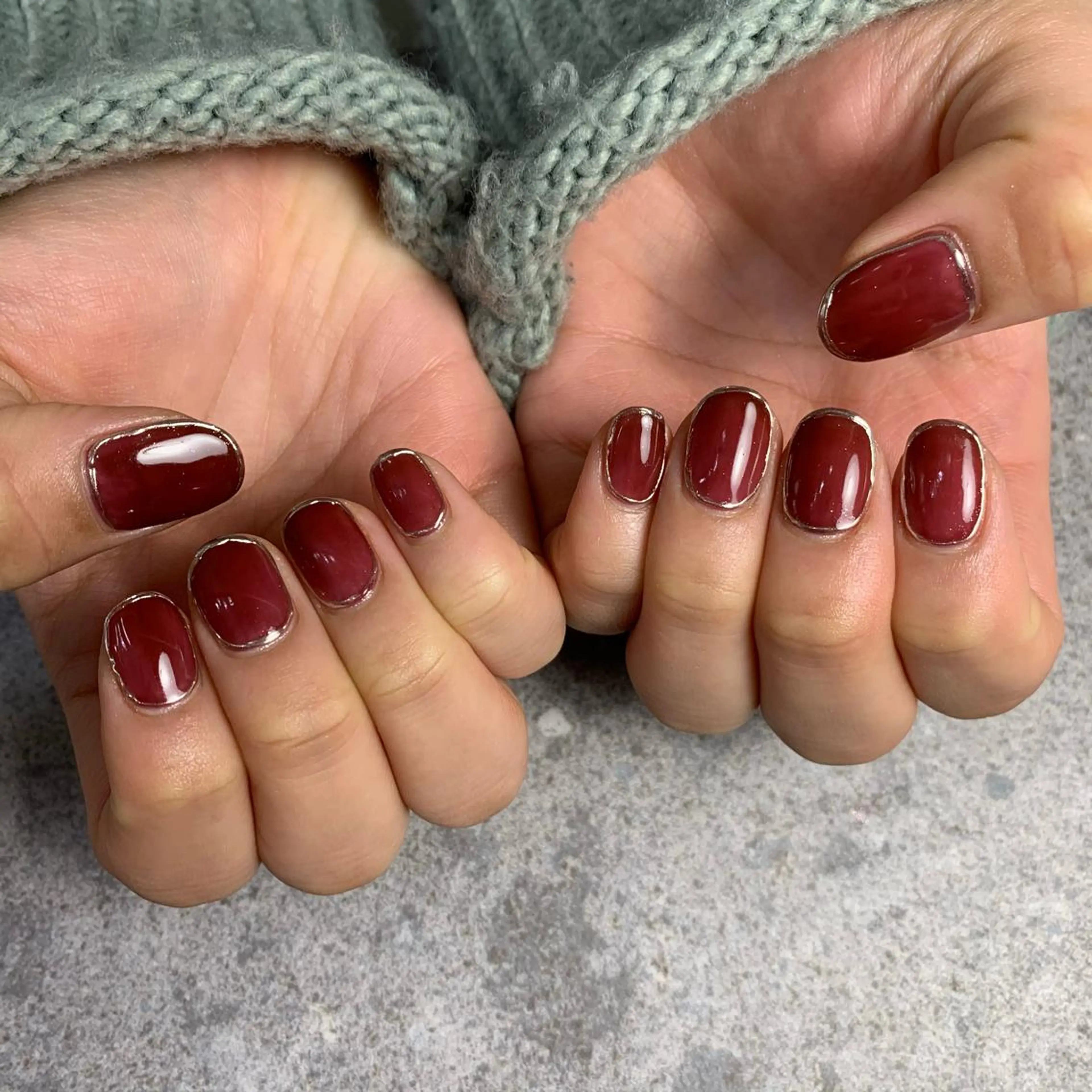 ネイル ミラーネイル 赤色 シルバー ハンドネイル NAILROOM ekolu所属・近藤 穂乃果のネイルデザイン