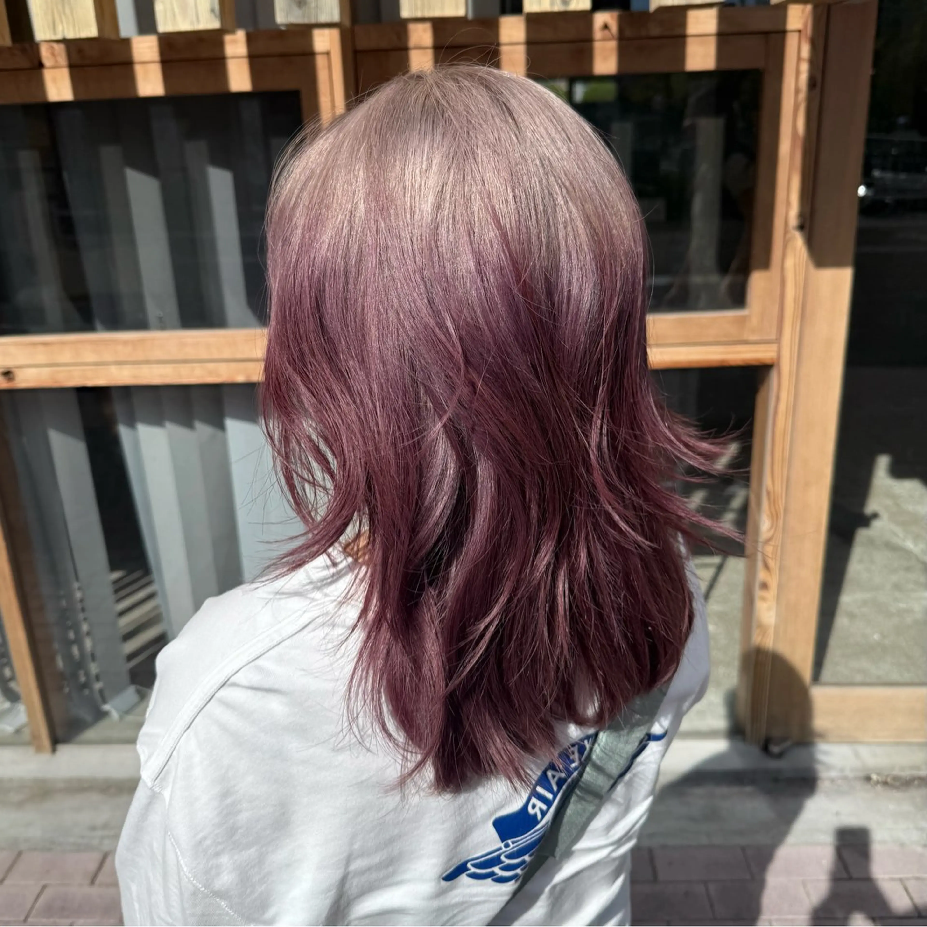 セミロング カラー ベージュカラー ボルドーカラー デザインカラー ダブルカラー ホワイトベージュ カット ヘアカラー トリートメント cipre シンモン チナリのヘアスタイル