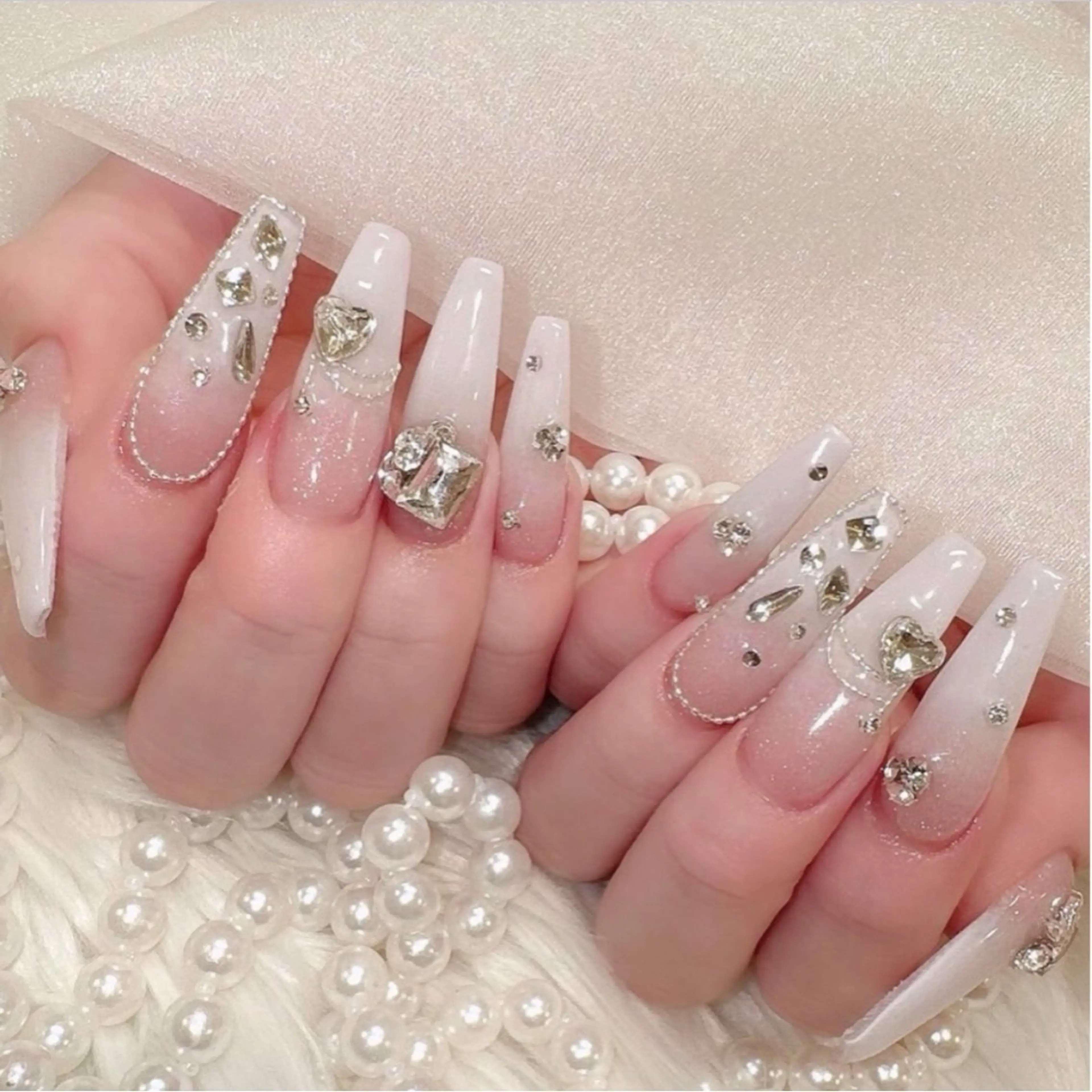 ネイル 長さ出し グラデーション キラキラネイル 韓国ネイル ラメ(グリッター) ハンドネイル ハンドケア Chisa Nail Studio所属・チ サのネイルデザイン