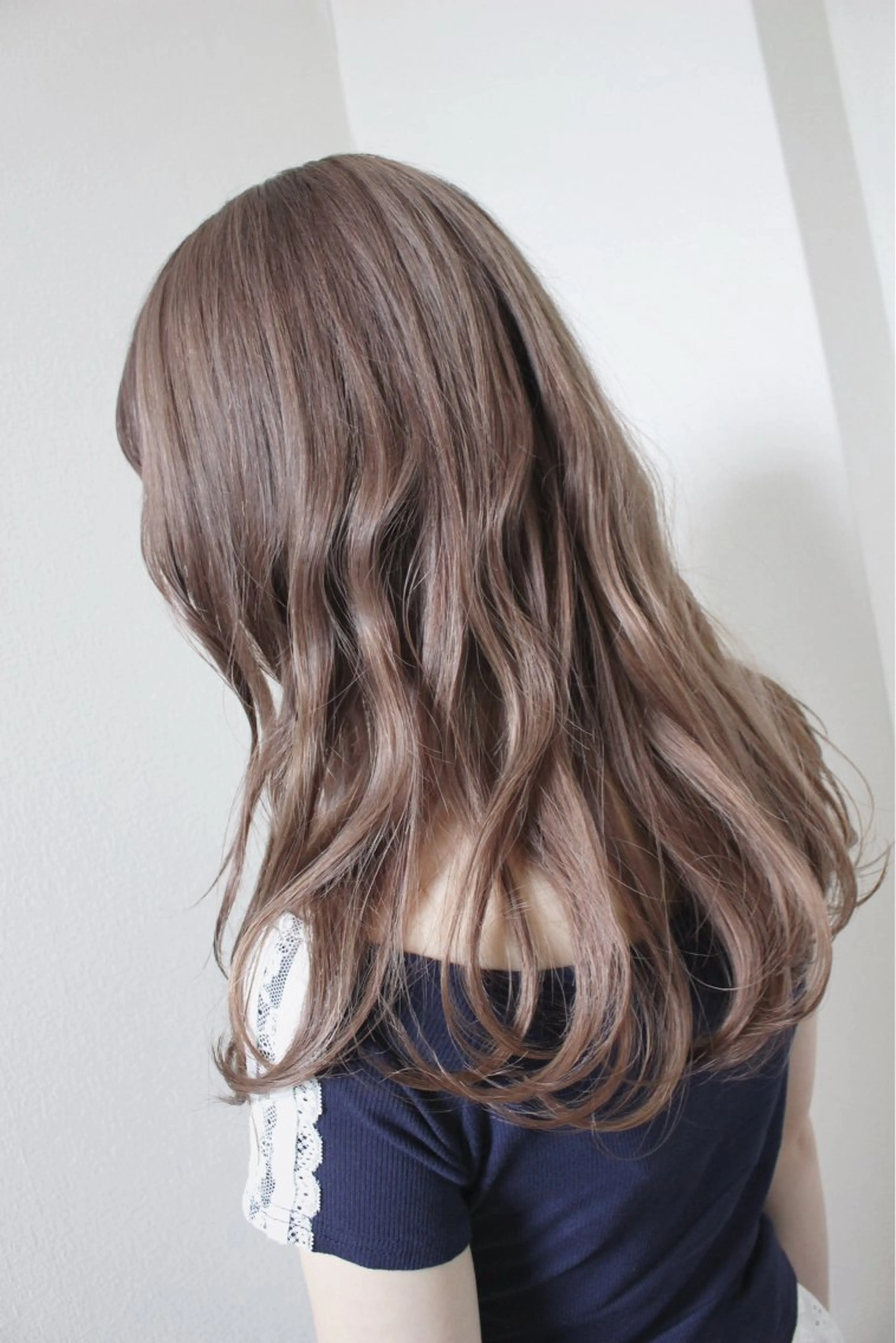 セミロング カラー ベージュカラー ブリーチ グレージュ シルバー シルバーベージュ ヘアカラー 土居 正季のヘアスタイル