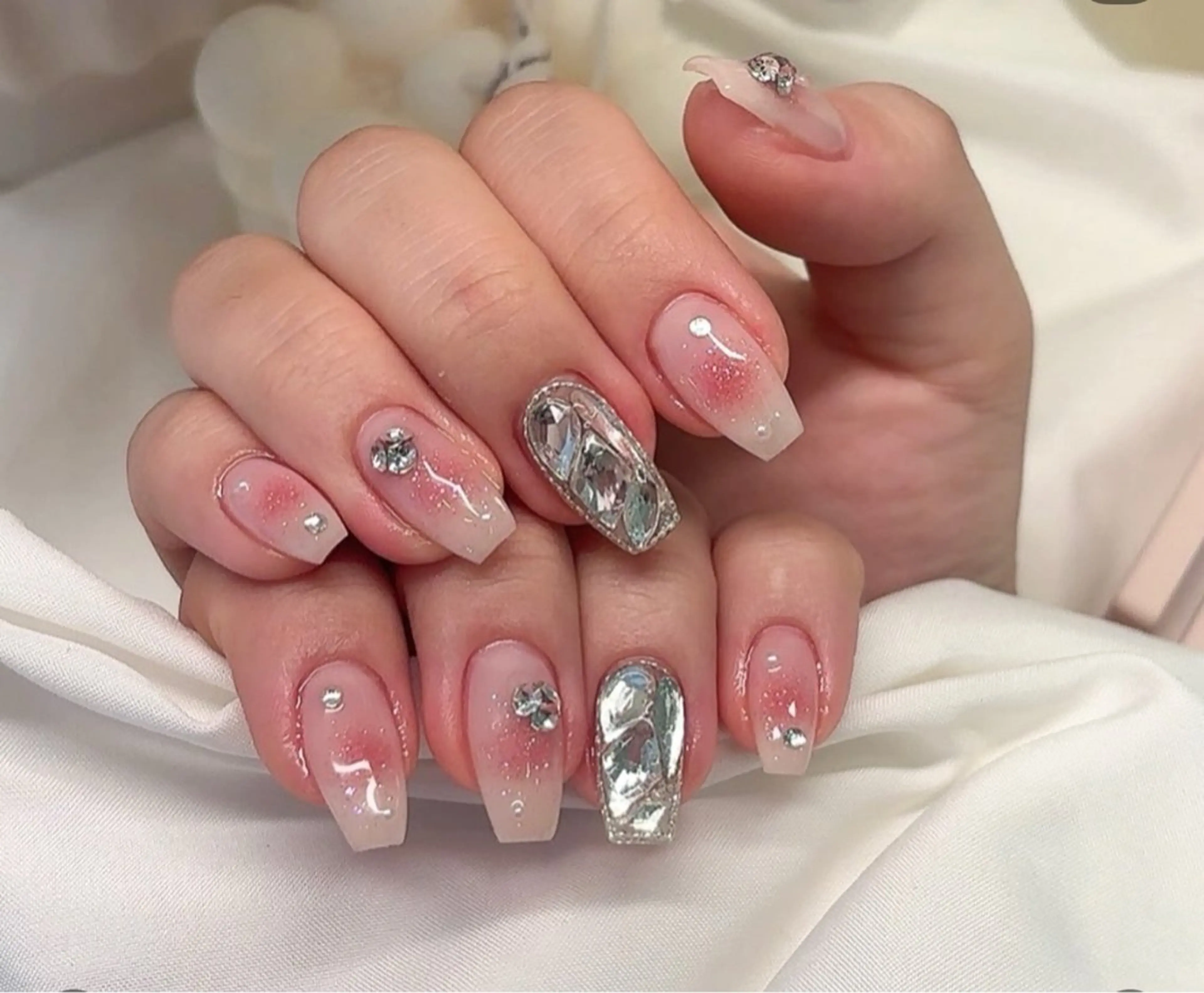 ネイル フラッシュネイル フレンチネイル グラデーション キラキラネイル 韓国ネイル ハンドネイル Lina nail所属・Lunaa 池袋のネイルデザイン