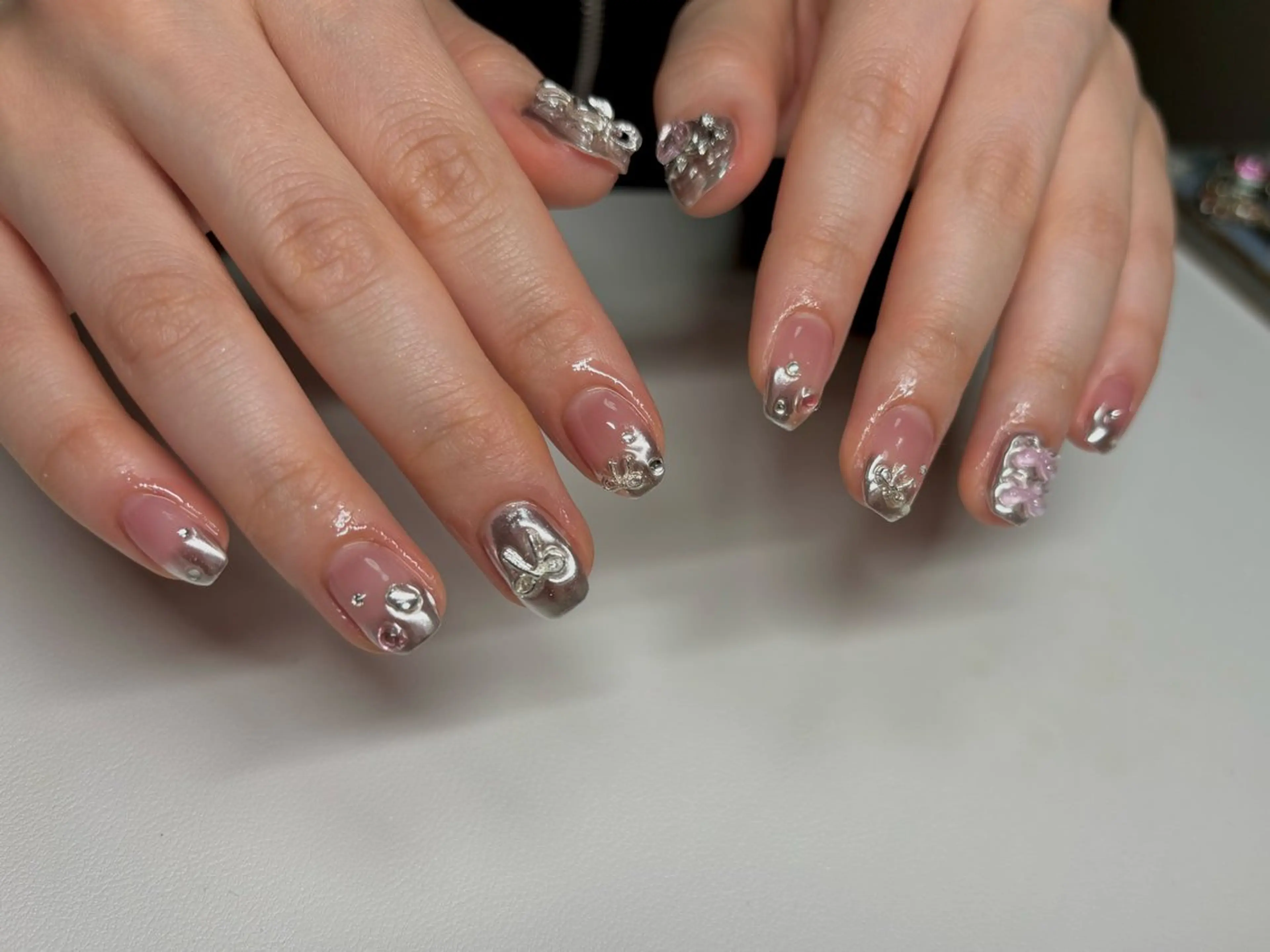 ネイル グラデーション ミラーネイル リボン nayu nailのネイルデザイン