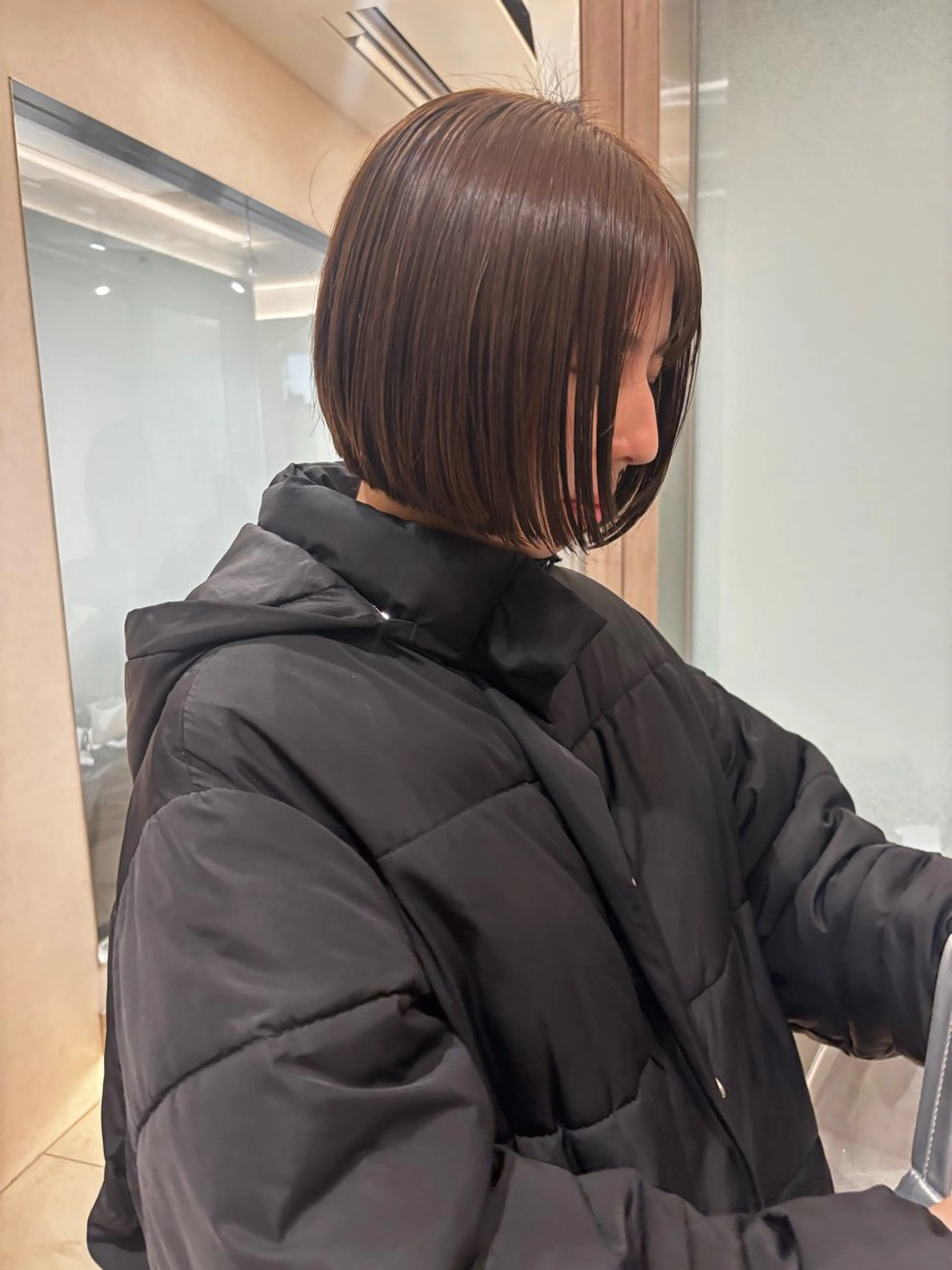 ショート ボブ カット 縮毛矯正 響　インナーカラー イヤリングカラーのヘアスタイル