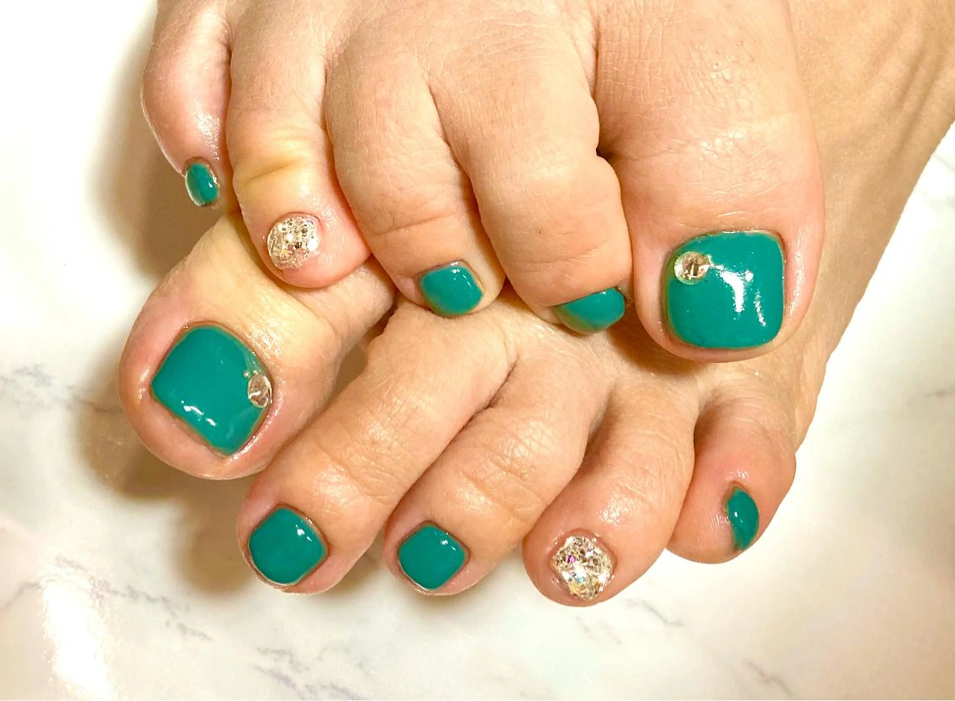 ネイル シンプルネイル ストーンネイル フットネイル one nailsalonのネイルデザイン