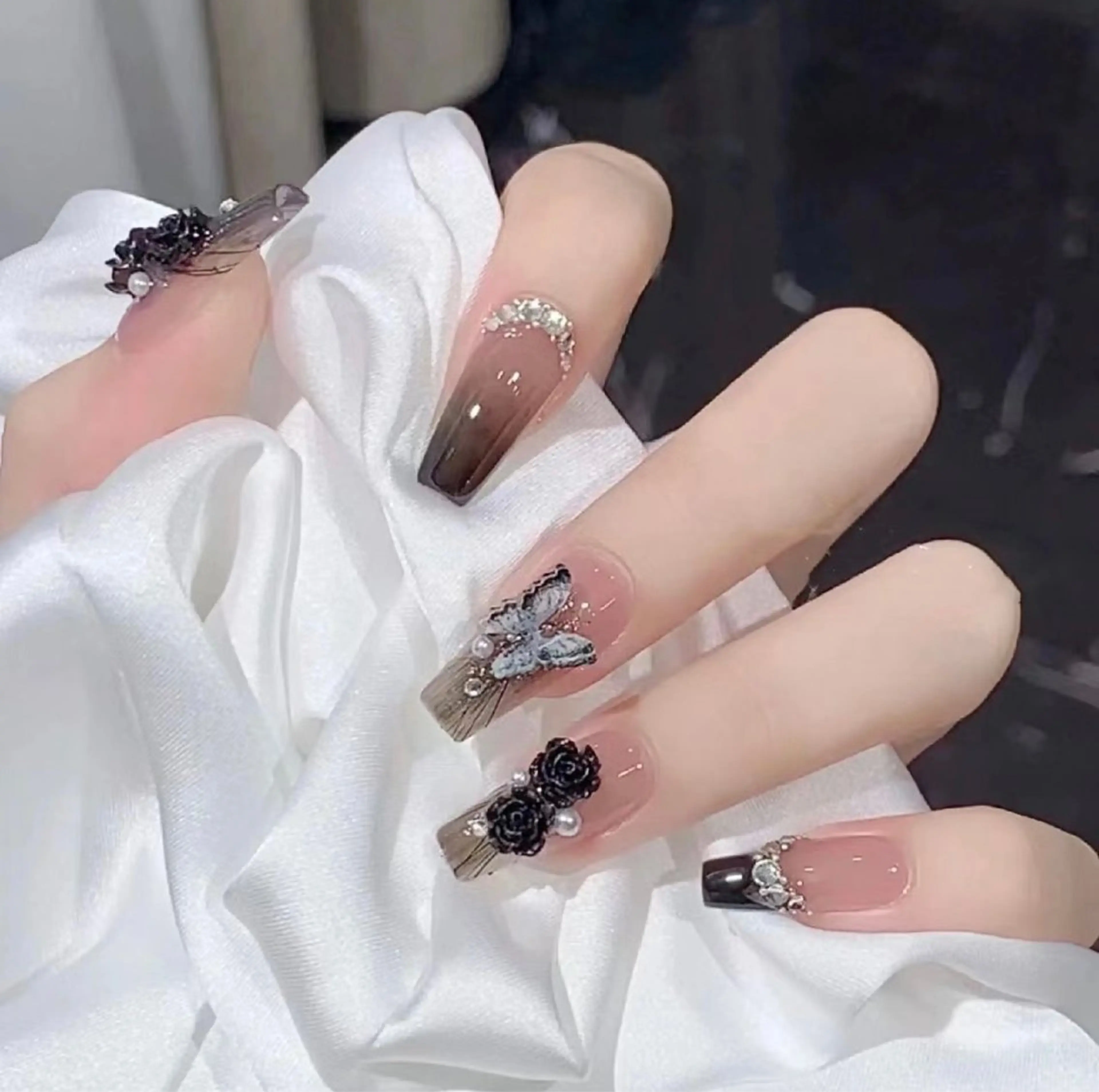 ネイル チークネイル 長さ出し ジェルネイル マグネットネイル 持ち込み ハンドネイル ハンドケア ラッキーネイルサロン 西川口東口店のネイルデザイン