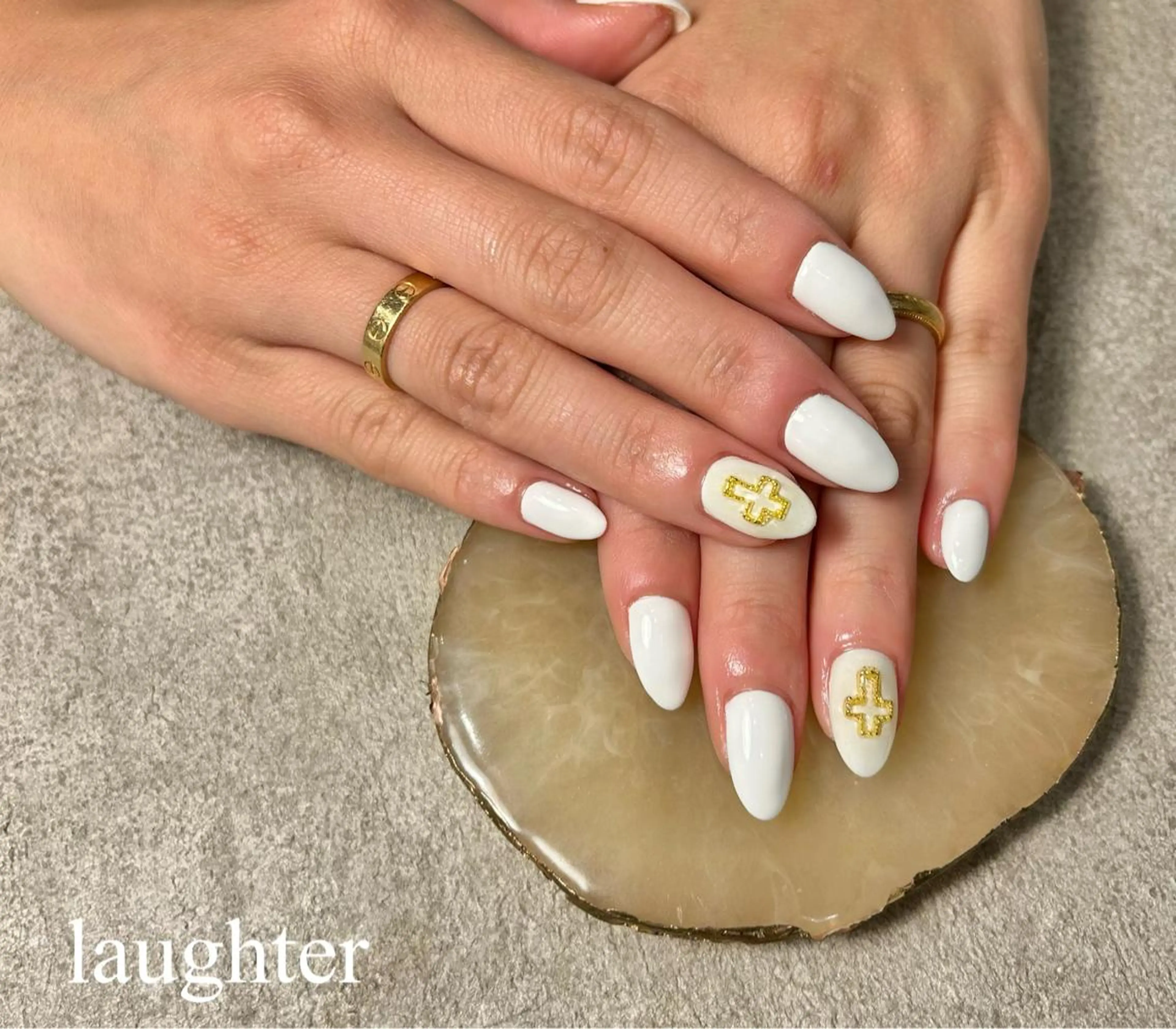 ネイル アートネイル ゴールド ワンカラーネイル 夏ネイル ホワイト ハンドネイル laughter nailのネイルデザイン