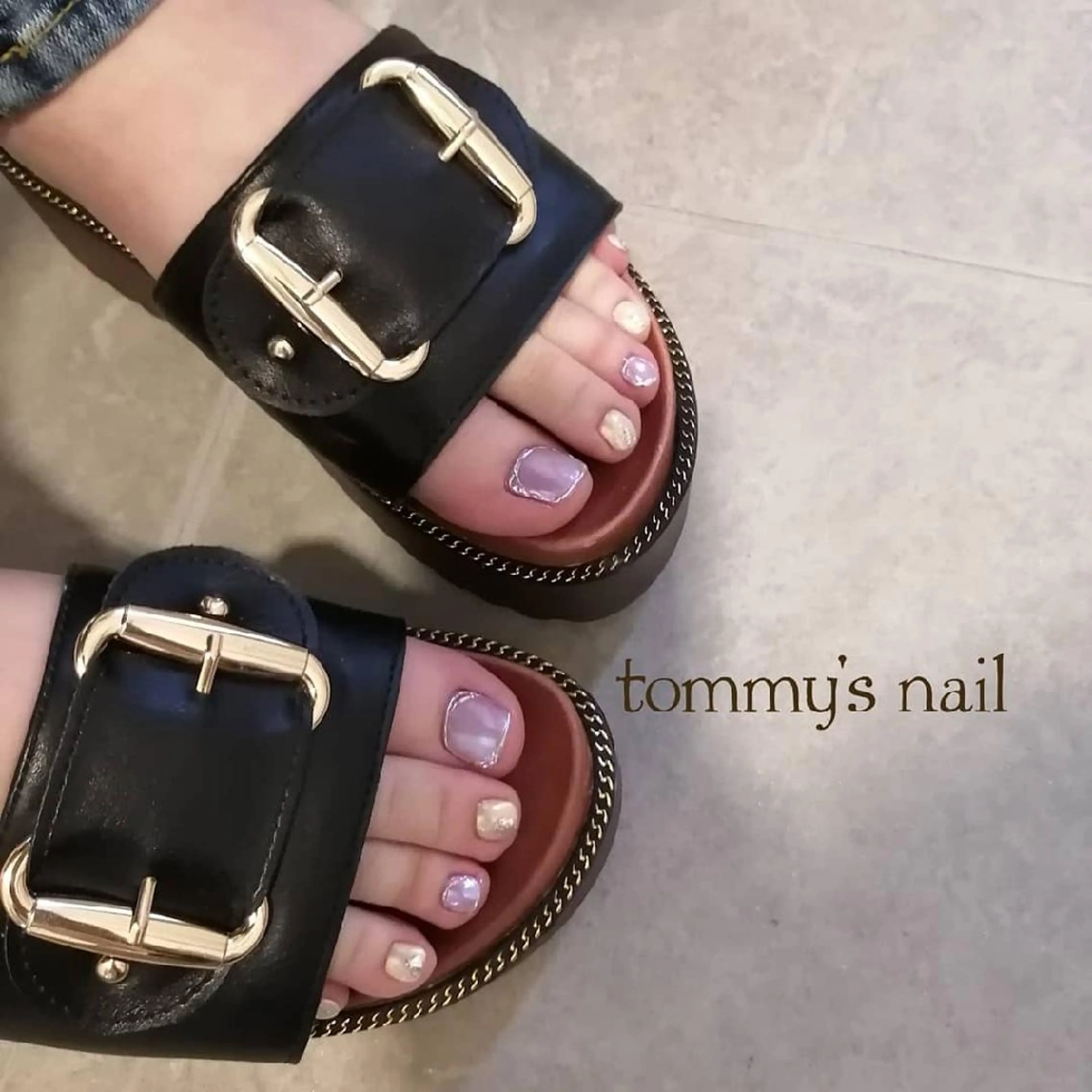 ネイル フットネイル キラキラネイル tommy's nail所属・福岡/若よもぎ蒸し 全身美容が叶うサロンのネイルデザイン
