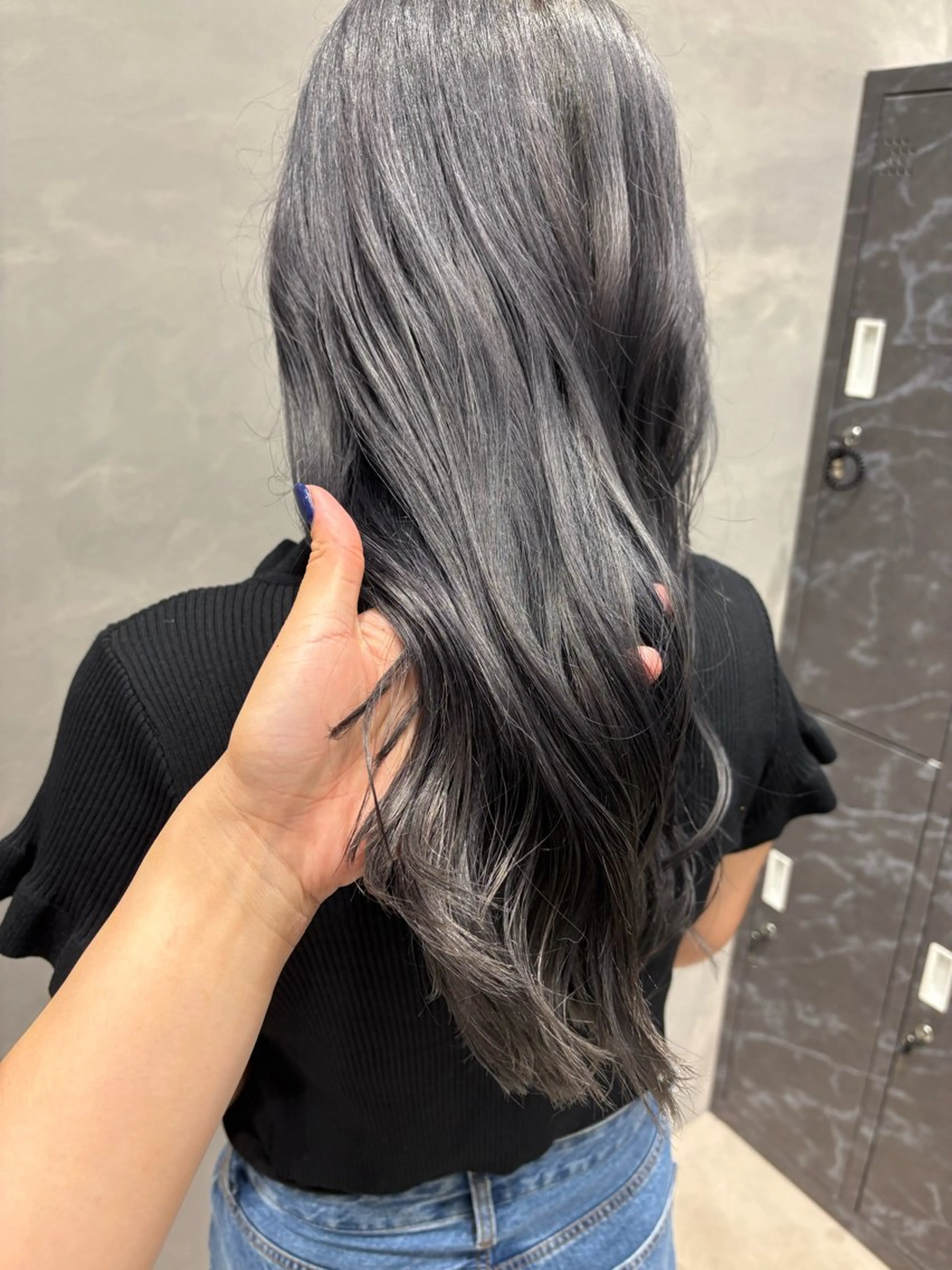 ロング カラー ブルーカラー ブルーグレー number大分/ 磯部栞里のヘアスタイル