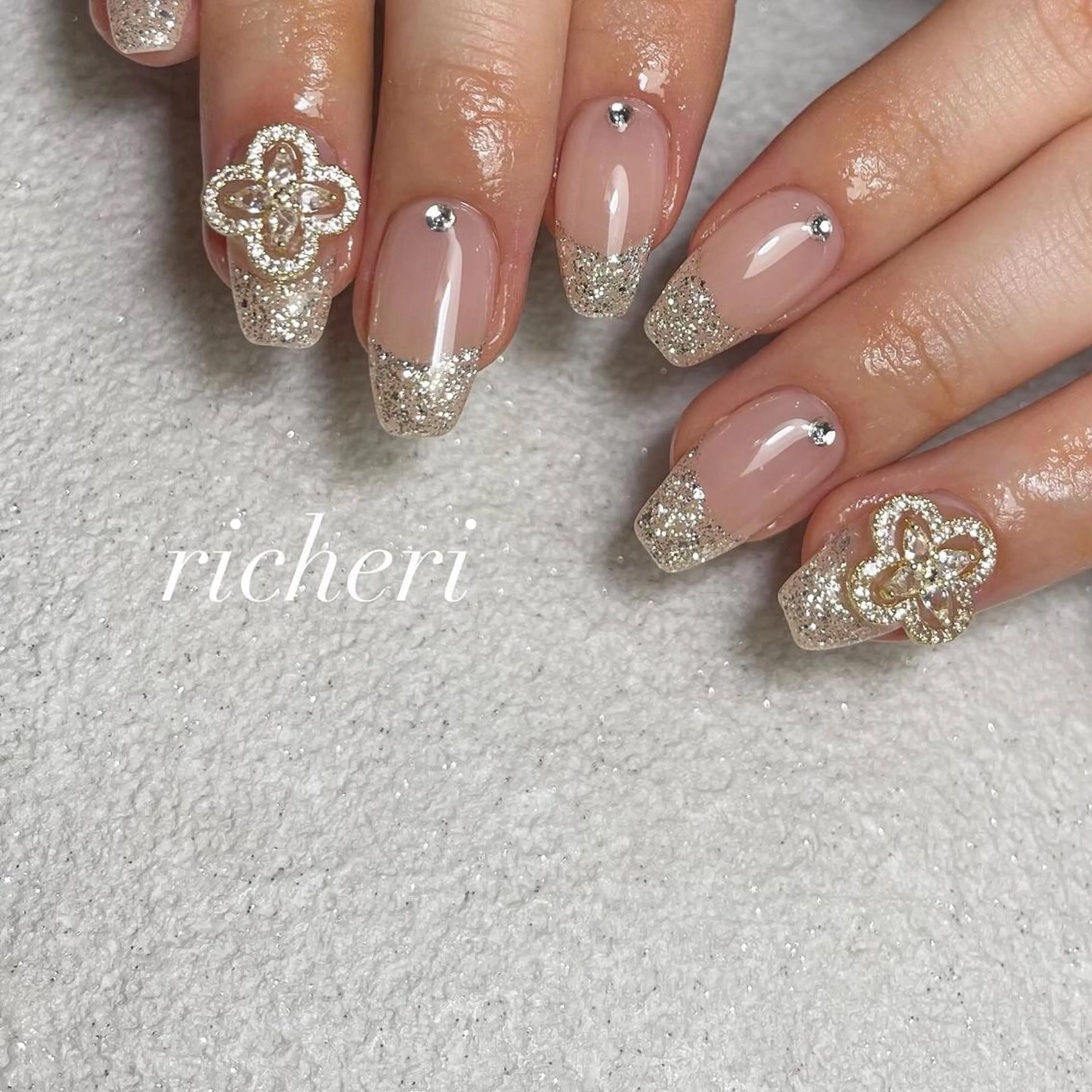 ミディアム ネイル 桜ネイル フレンチネイル ジェルネイル グラデーション キラキラネイル richeri beautyのエステ・リラクイメージ