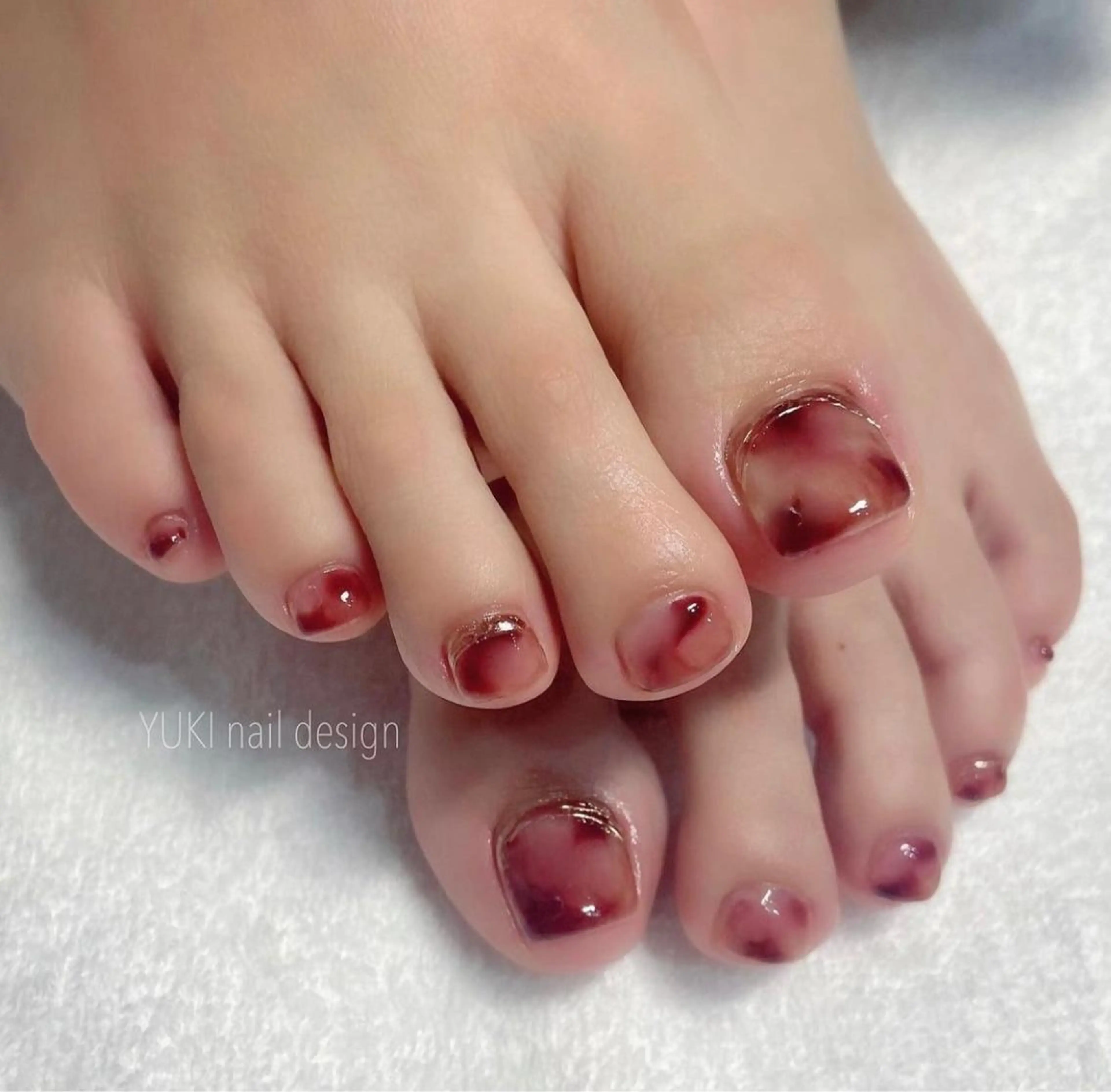 ネイル ゴールド 赤色 マジョリカ ブルーのネイルデザイン