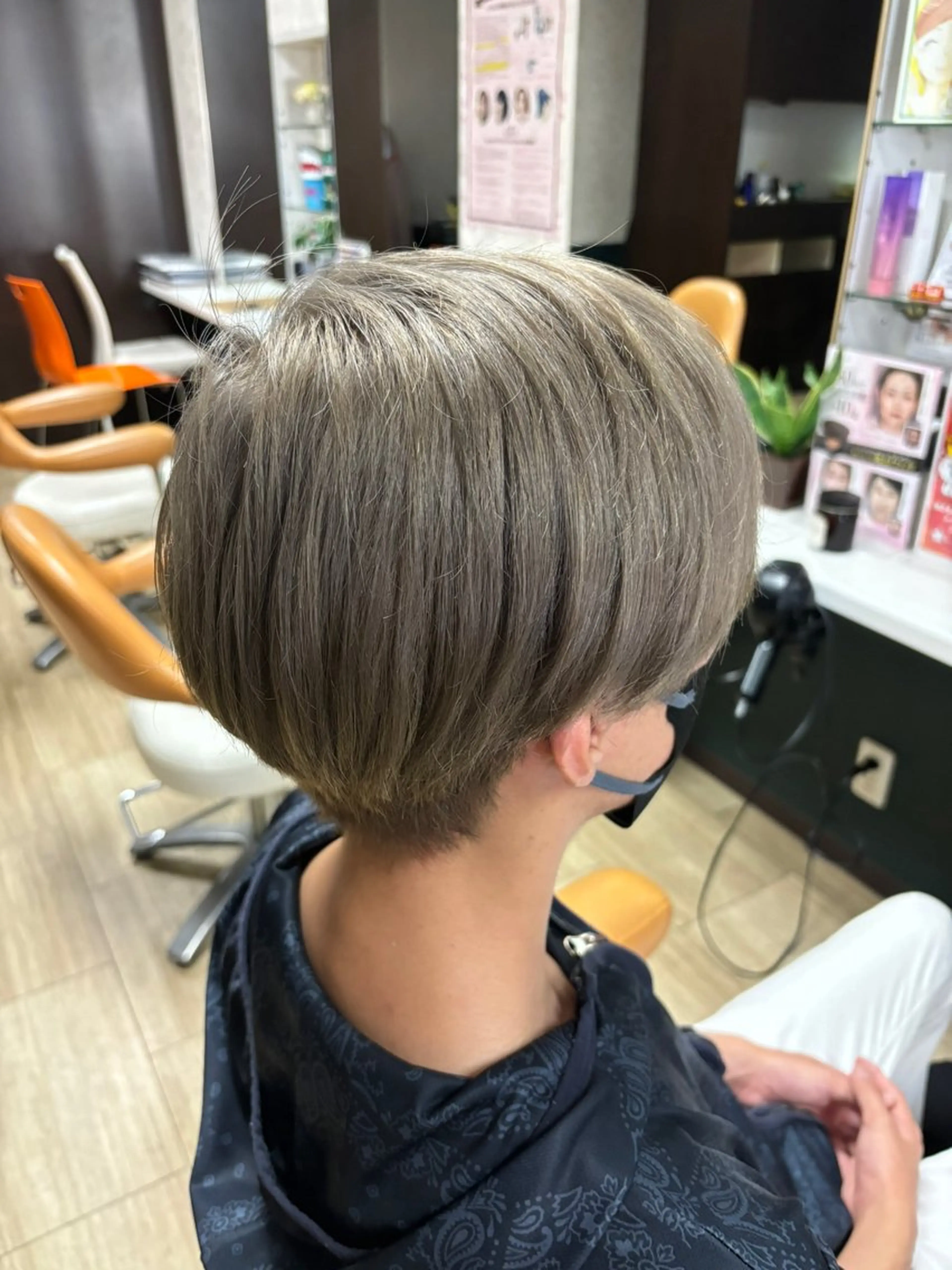 ショート カラー ダブルカラー グレージュ 千上 結希奈のヘアスタイル