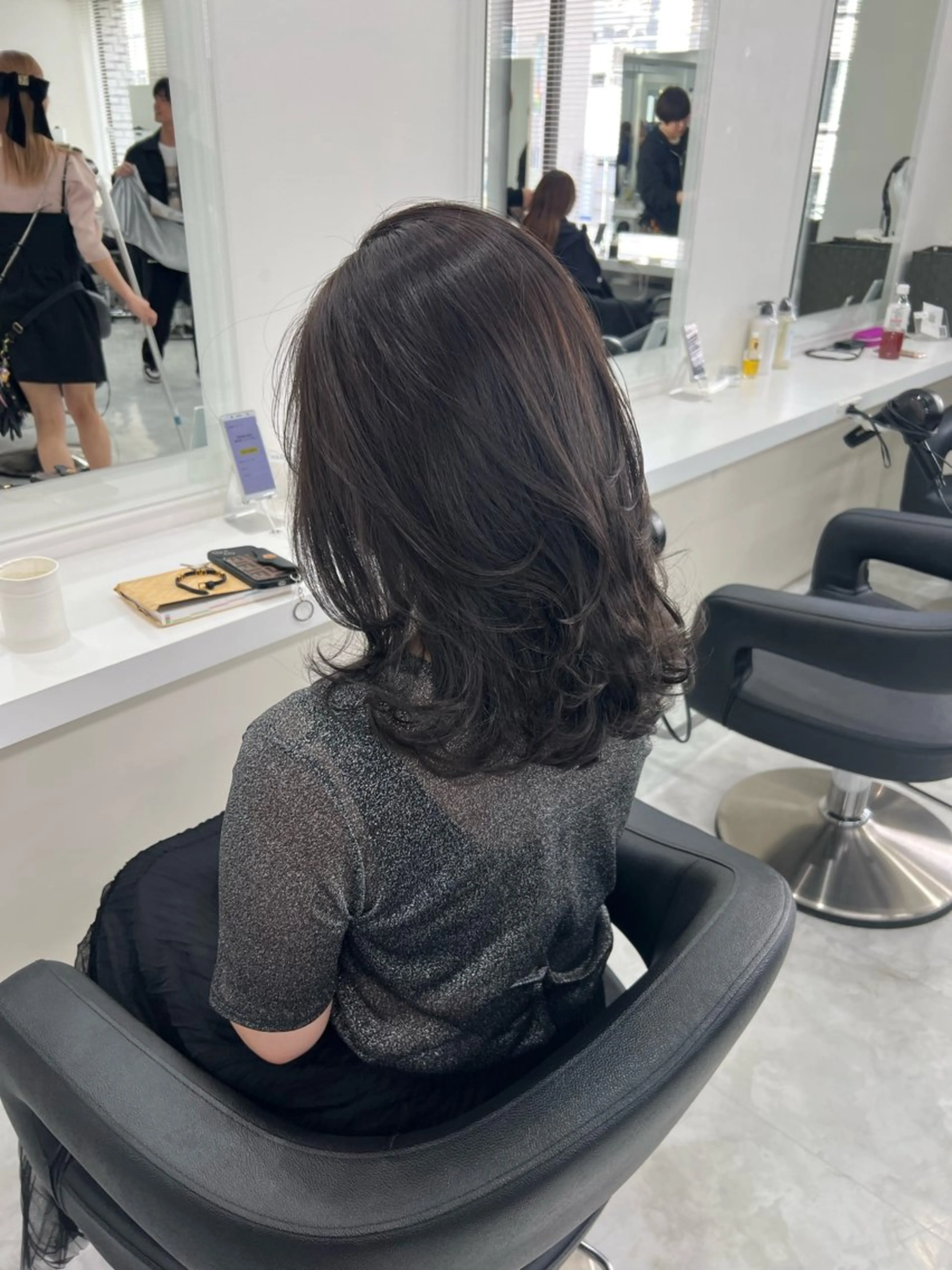 セミロング カラー オリーブカラー🫒 レイヤーカット✂︎のヘアスタイル