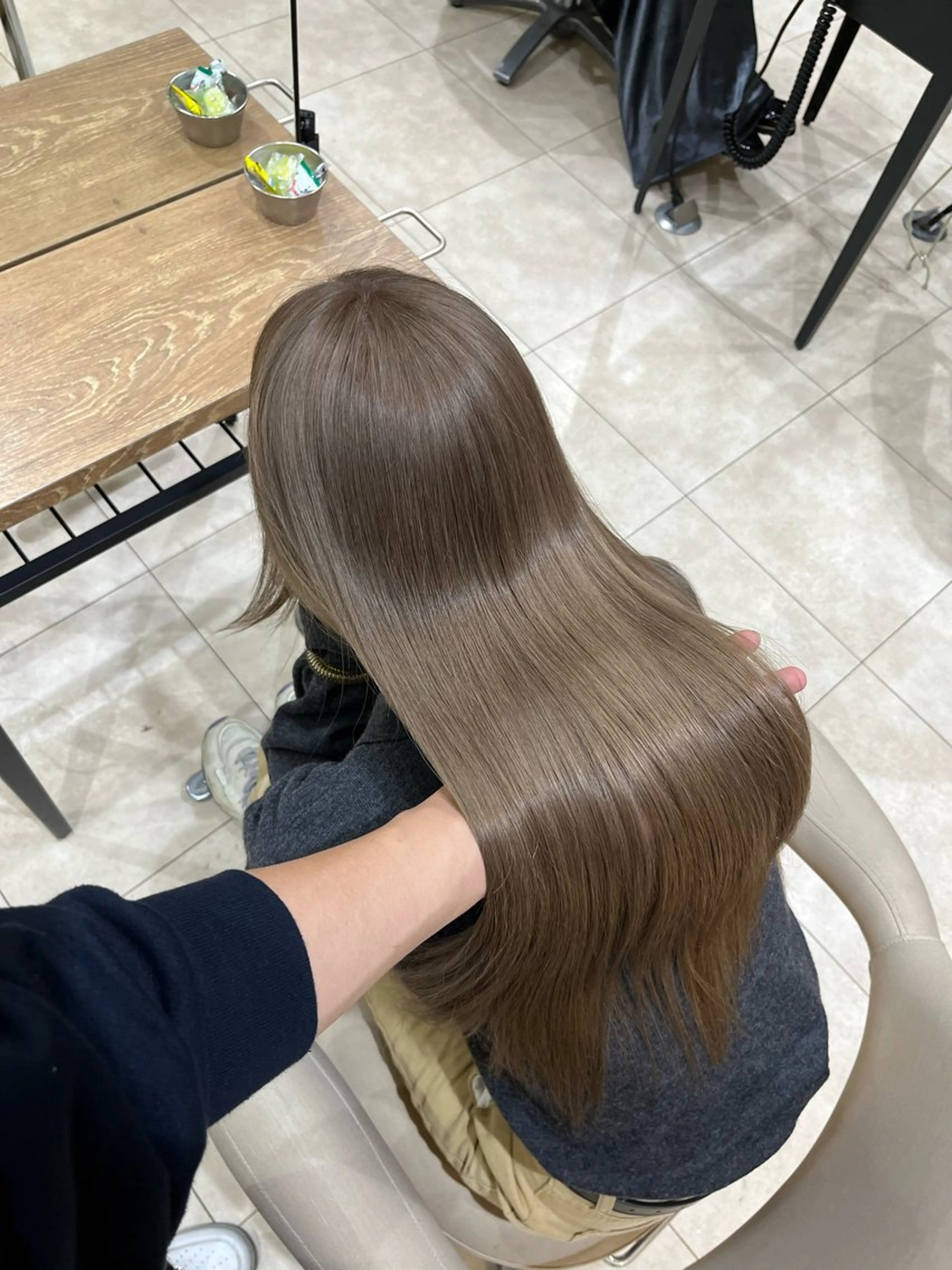 ロング カラー グレージュ ミルクティーグレージュ 髪の修復専門サロン hair place VIVE所属・KOTA / ハイトーン/髪質改善のヘアスタイル