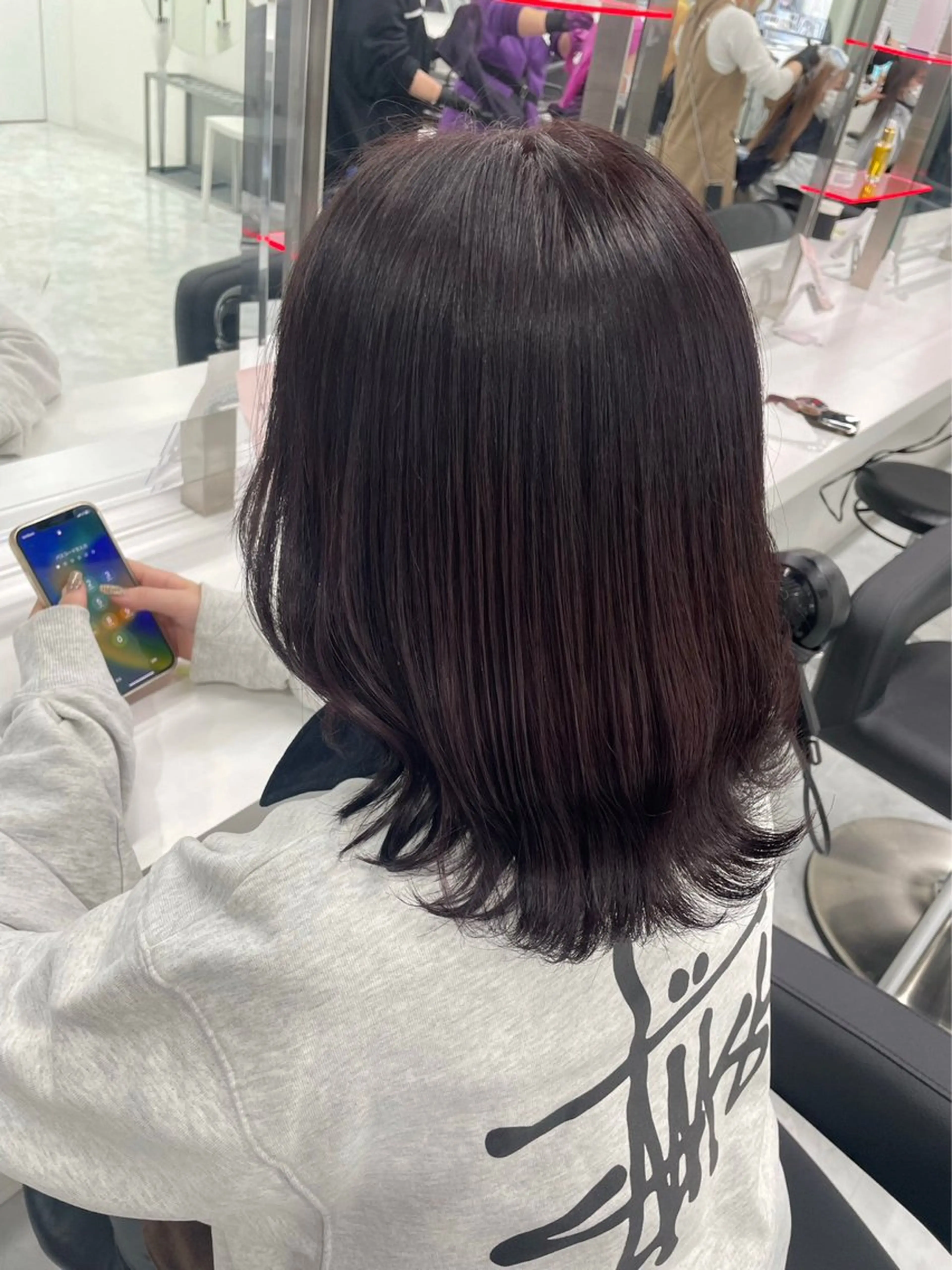 ロング メンズ ヘアカラー 艶感ミルクティー🤍 色落ち綺麗🤍ともやのヘアスタイル