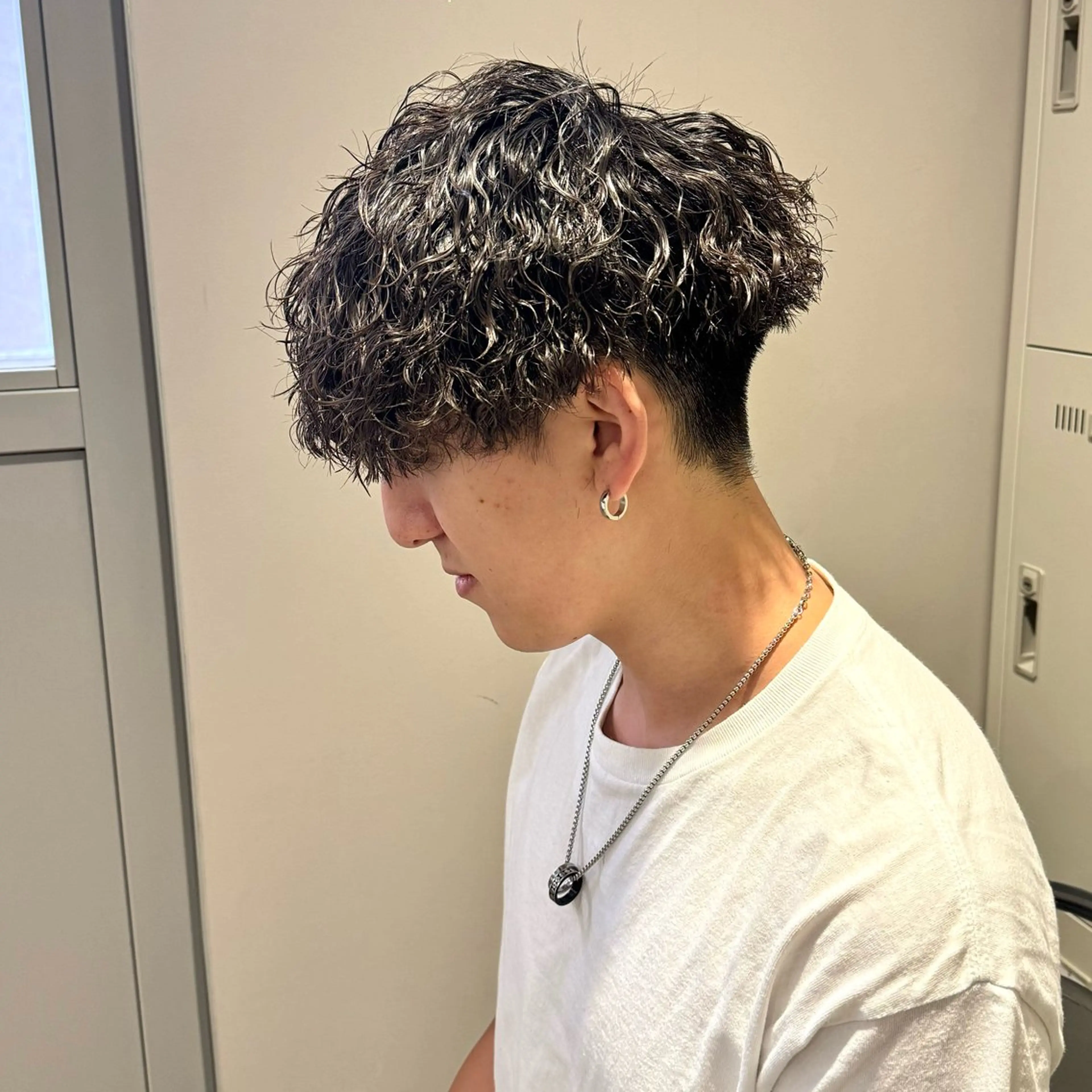 ミディアム パーマ ヘアアレンジ メンズ ミディアムパーマ メンズパーマ カット パーマ トリートメント ヘッドスパ ヘアセット 顔まわりカット の達人のヘアスタイル