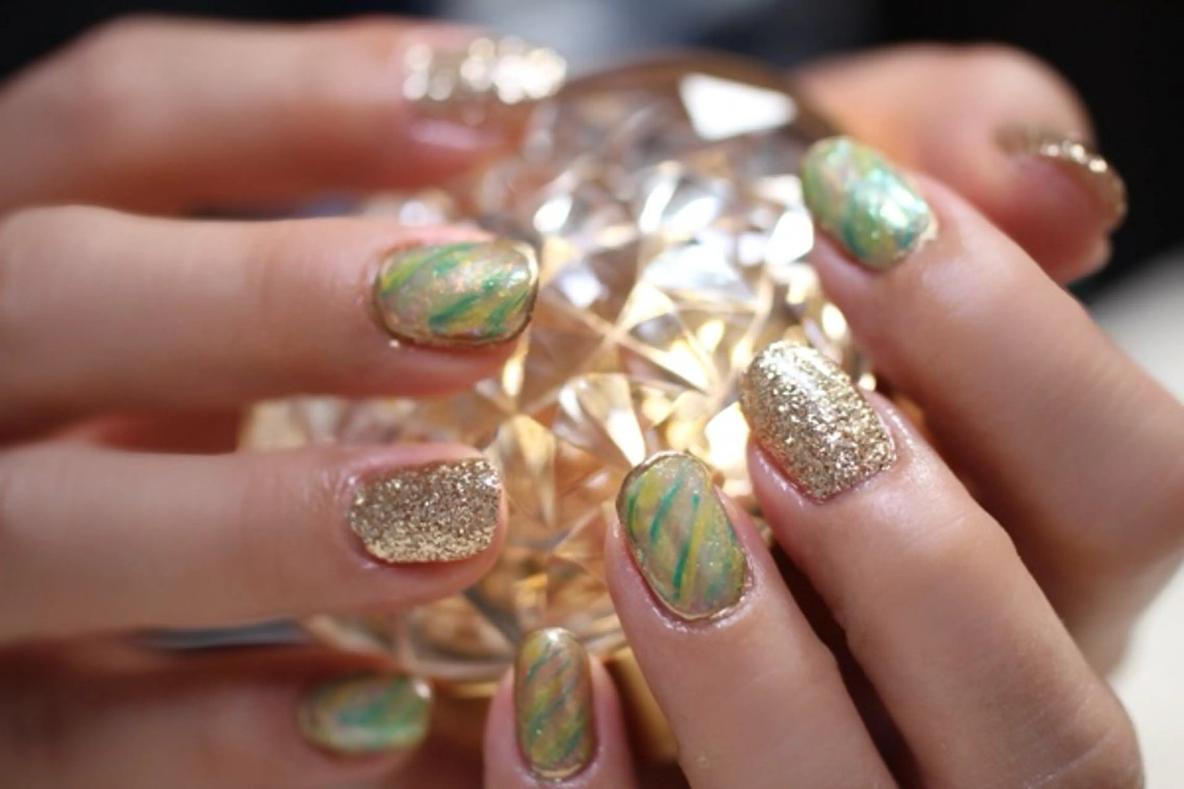 ネイル アートネイル ジェルネイル ゴールド ラメ(グリッター) 大理石ネイル(マーブル) ママリンド　志村坂上店所属・しみ えんのネイルデザイン