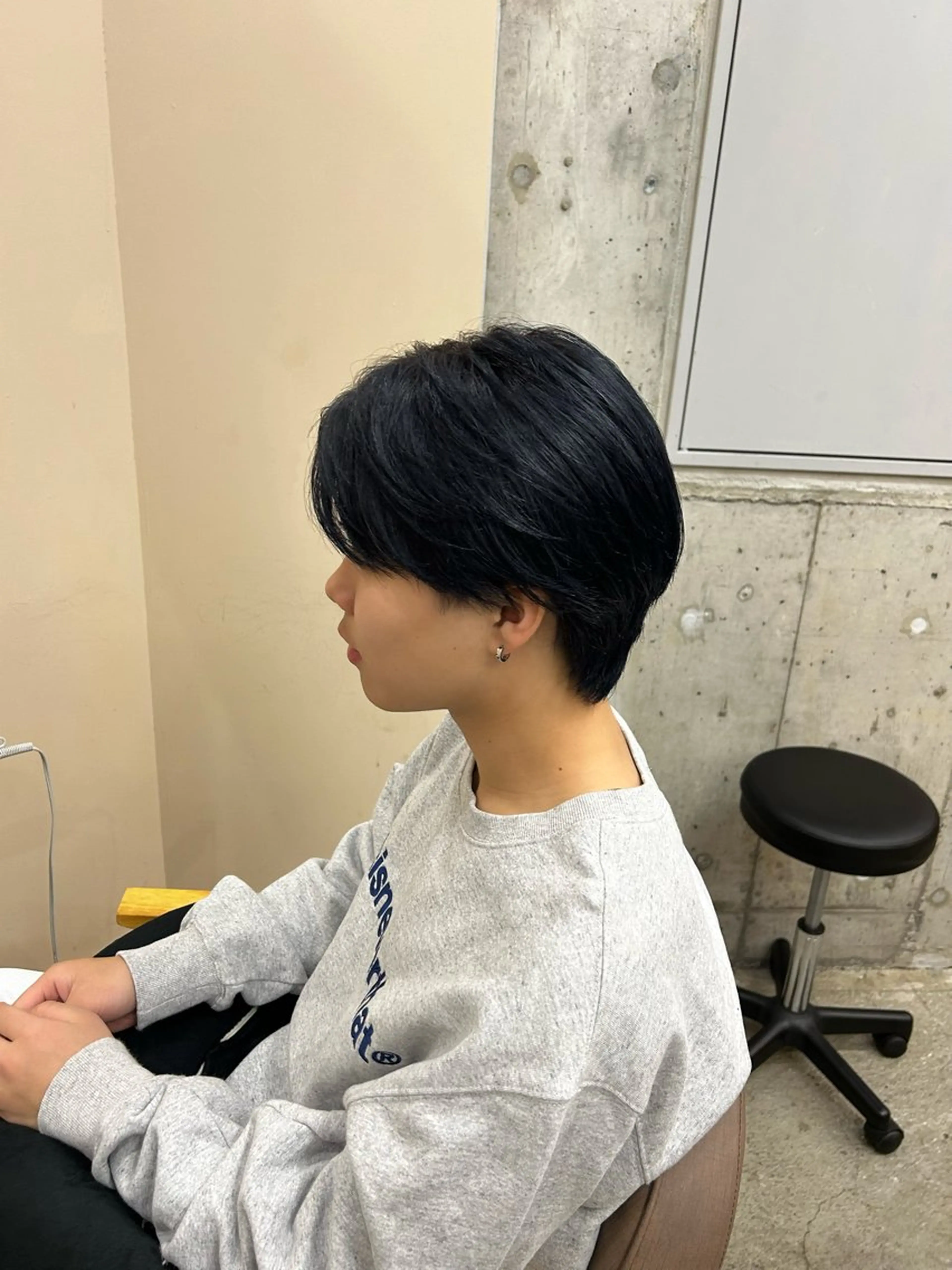 ショート カラー メンズ 黒髪 ブルーカラー ブルーブラック カット・ブリーチ/ ふわあいりのヘアスタイル