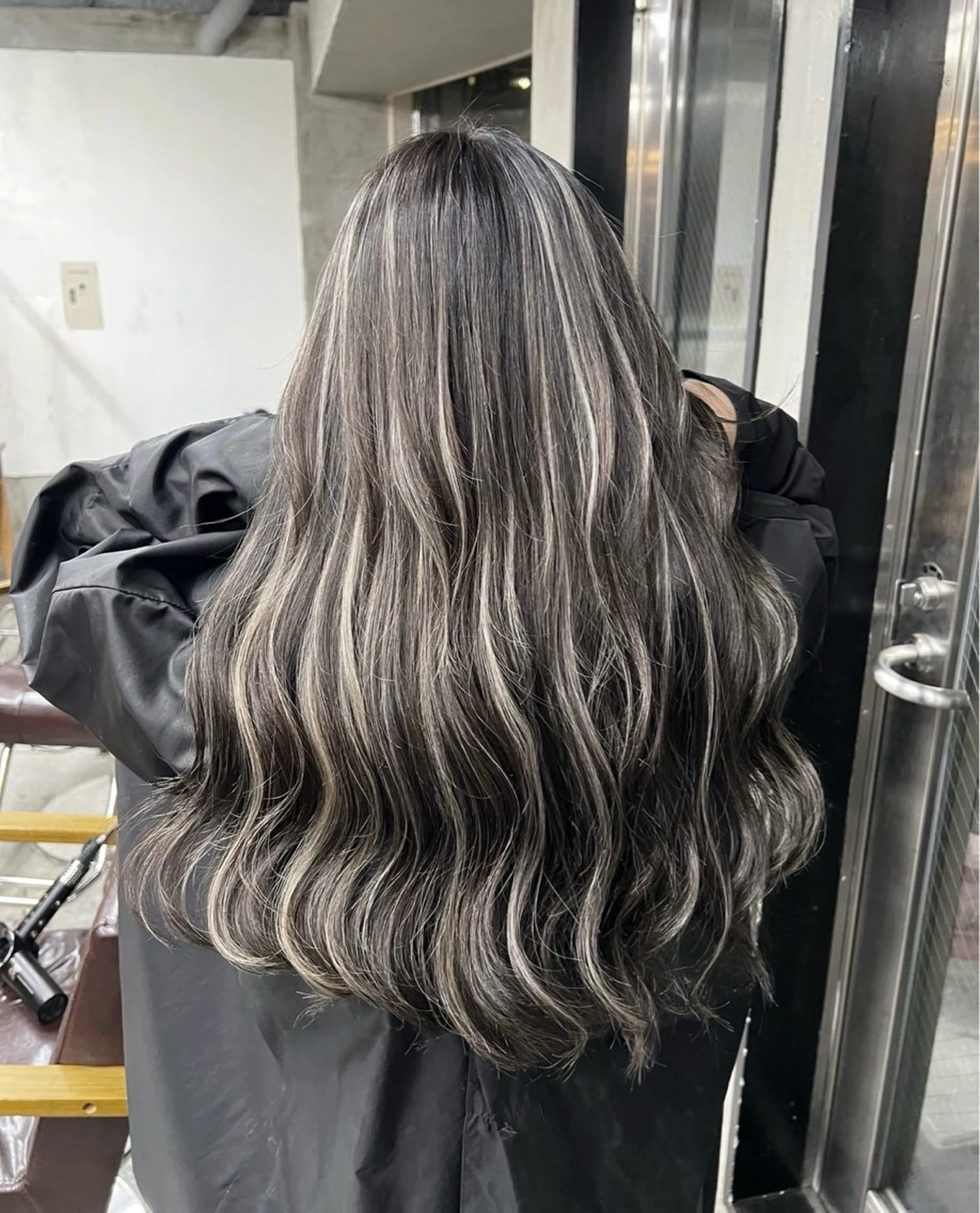 ロング カラー ダークグレー ダークグレージュ グレージュ ハイライトカラー ハイライト ヘアカラー トリートメント ROBIN所属・指名数No.1 /NAOYAのヘアスタイル