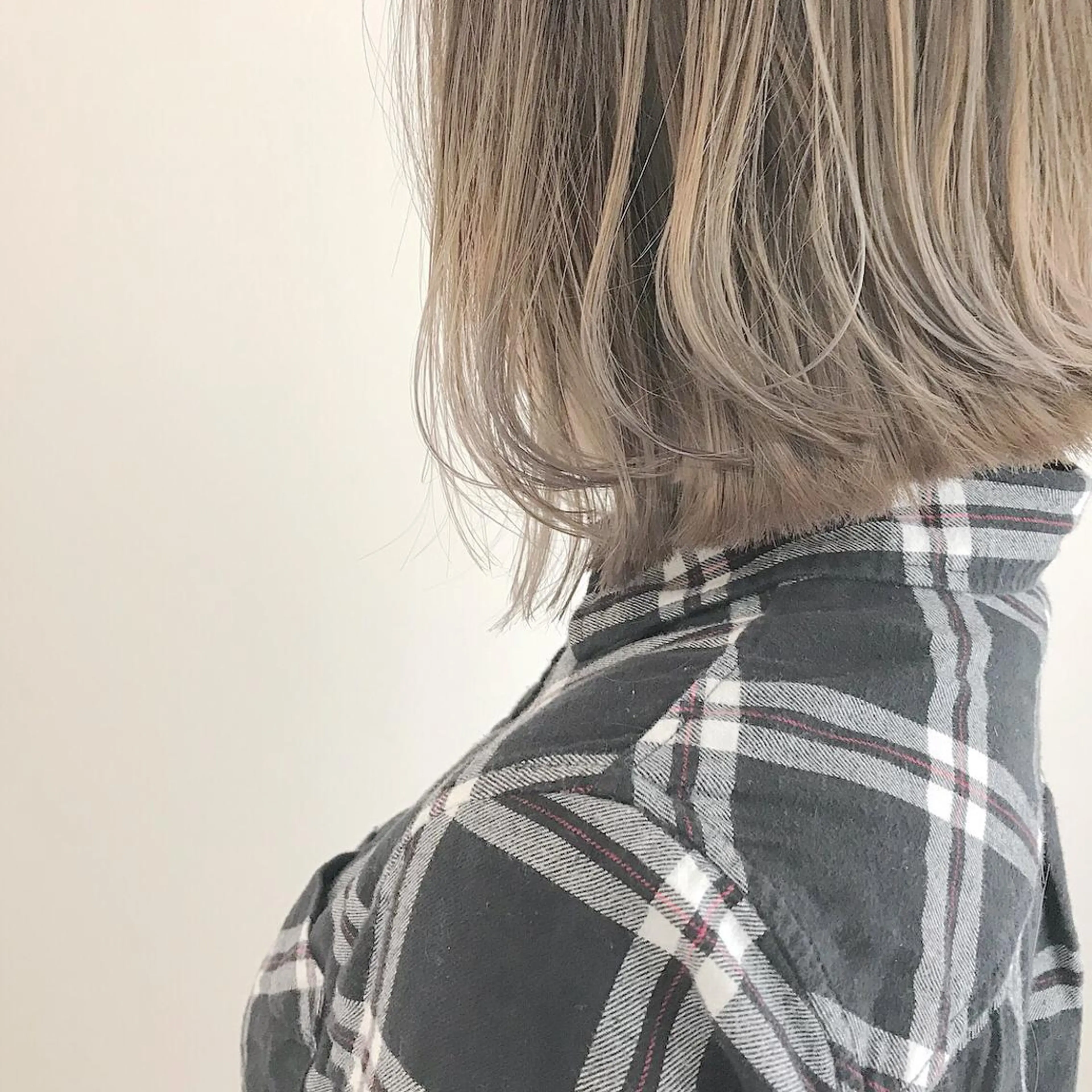 ショート カラー ヘアアレンジ バレイヤージュ ベージュカラー ブリーチ グラデーションカラー ハイライトカラー Mariana/ 鶴原-ハイライトのヘアスタイル