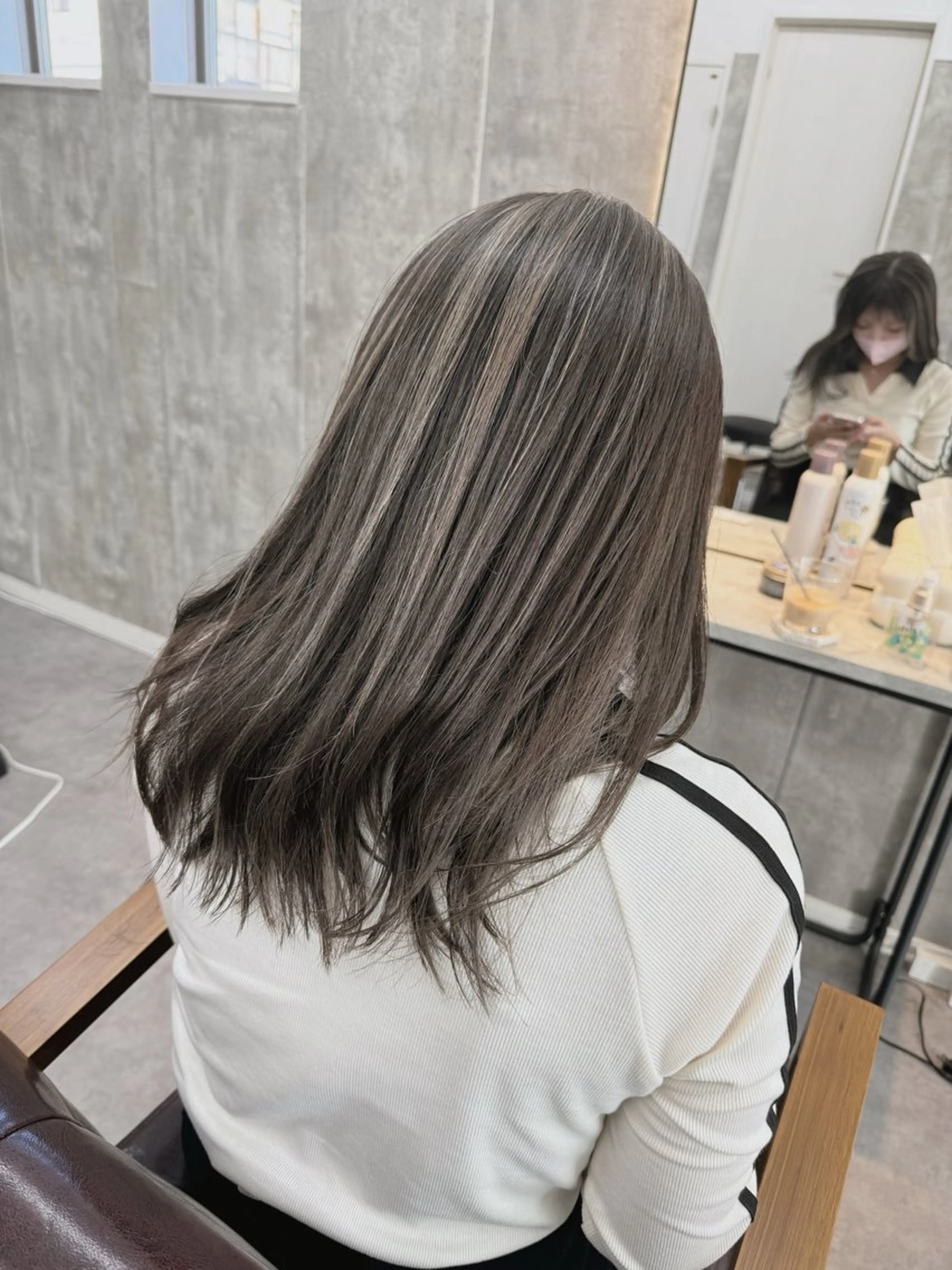 ロング カラー バレイヤージュ ブリーチ 透明感カラー ダブルカラー グレージュ 1席のみの 美容室IKKIのヘアスタイル