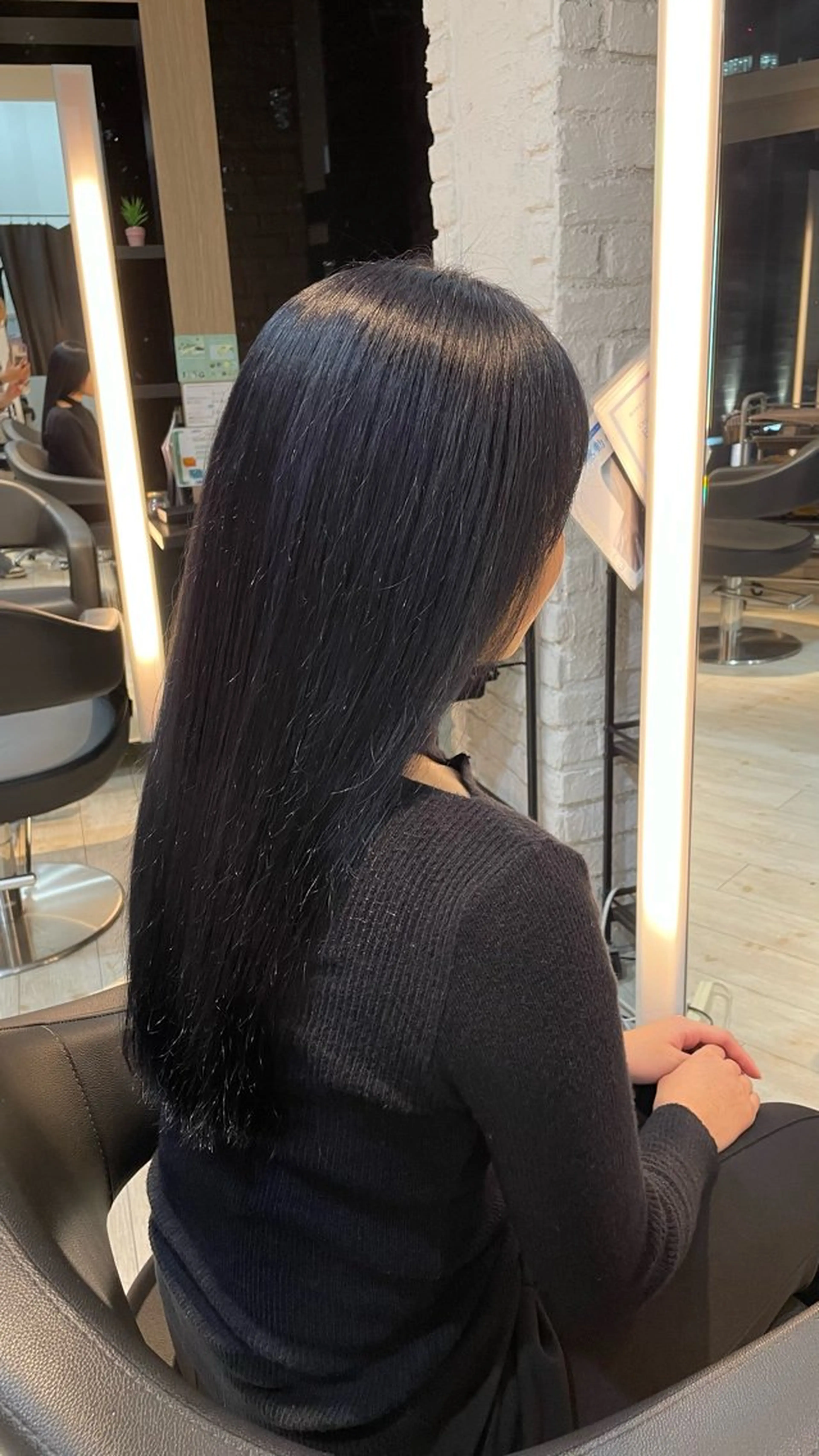 ロング カラー ブリーチ ブルーカラー ブルージュ 透明感カラー ブリーチ/髪質改善/ ハイトーン/暖色のヘアスタイル