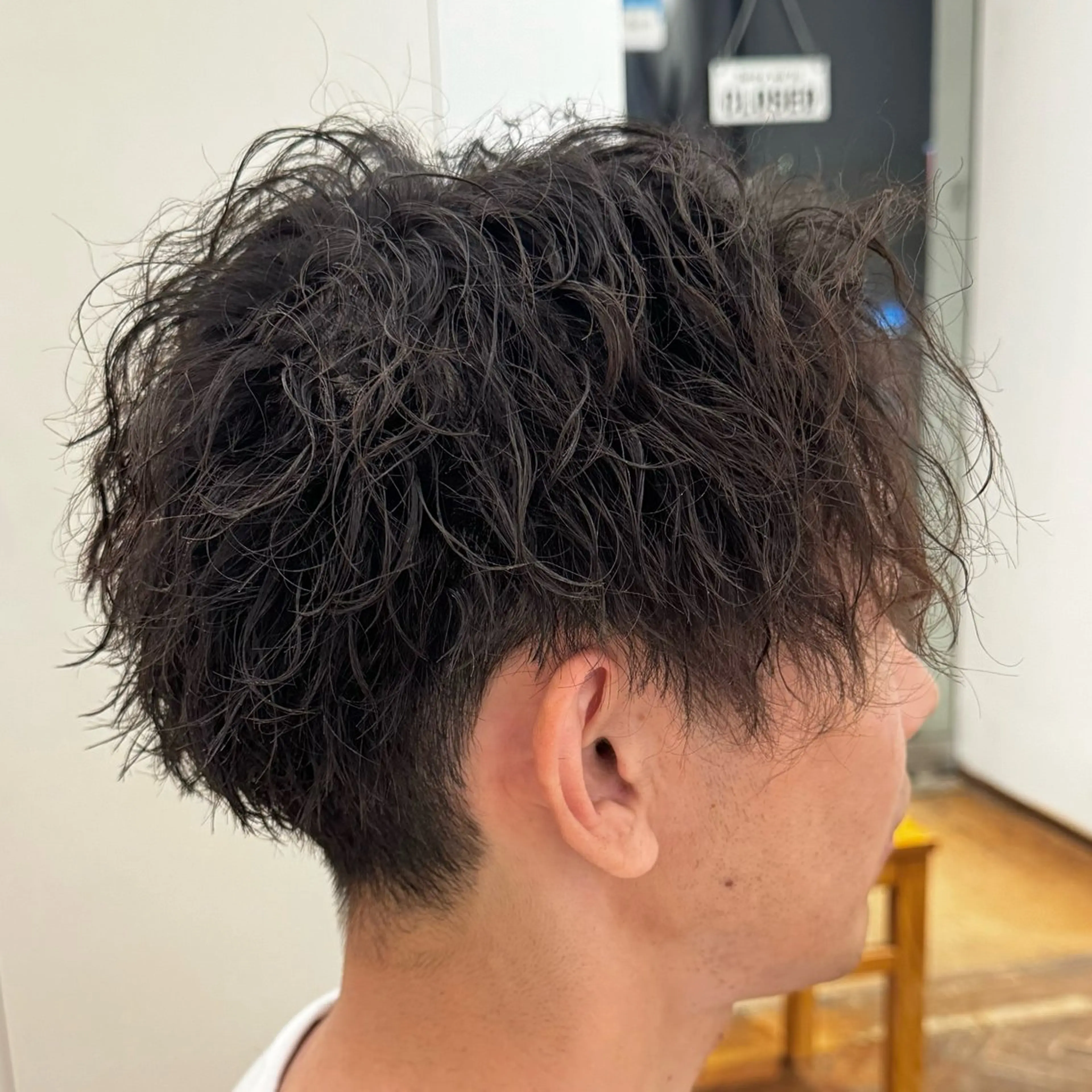 ショート パーマ メンズ センターパート メンズパーマ ツイストスパイラルパーマ スパイラルパーマ カット パーマ 吉田 新平のヘアスタイル