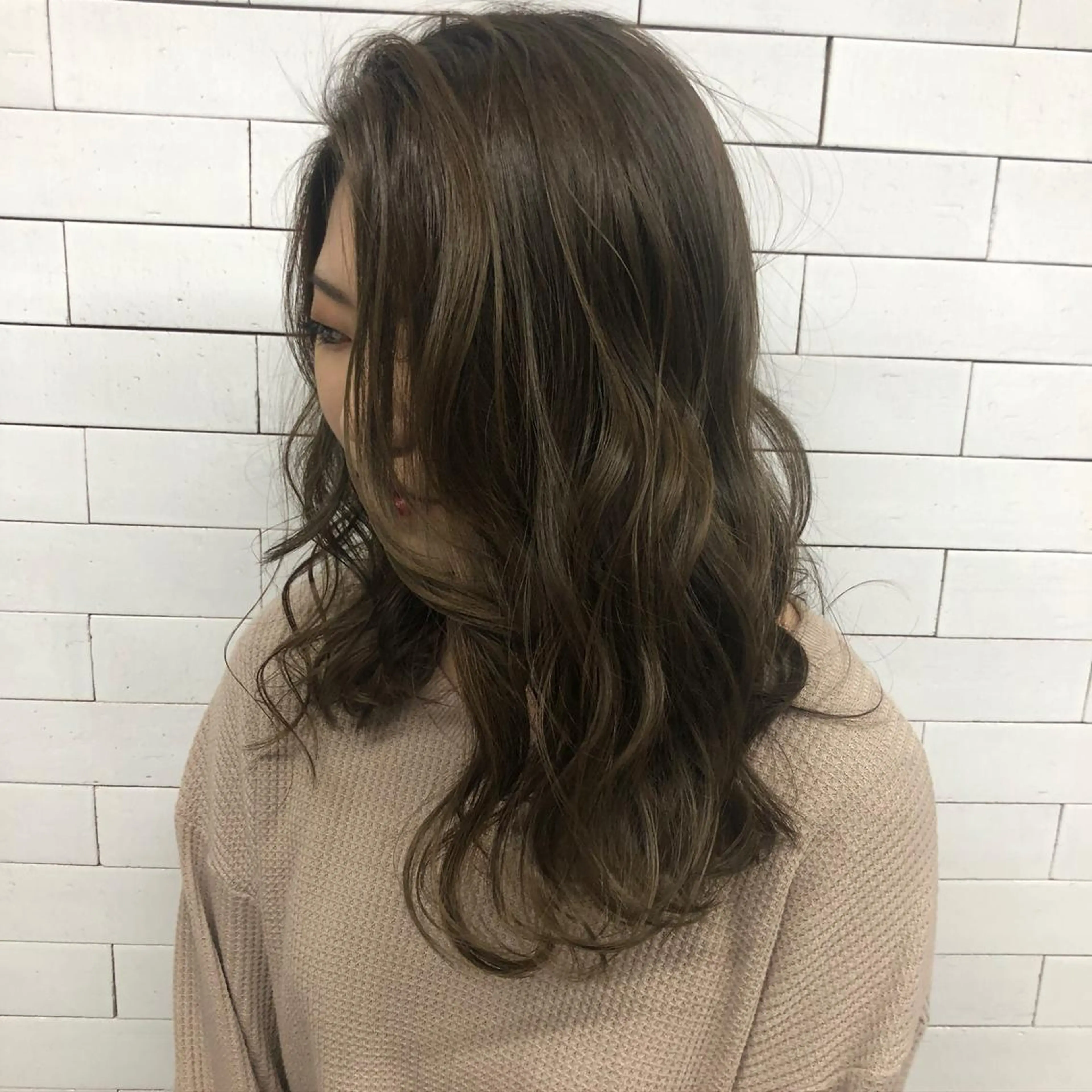 ロング カラー やすだ しおりのヘアスタイル