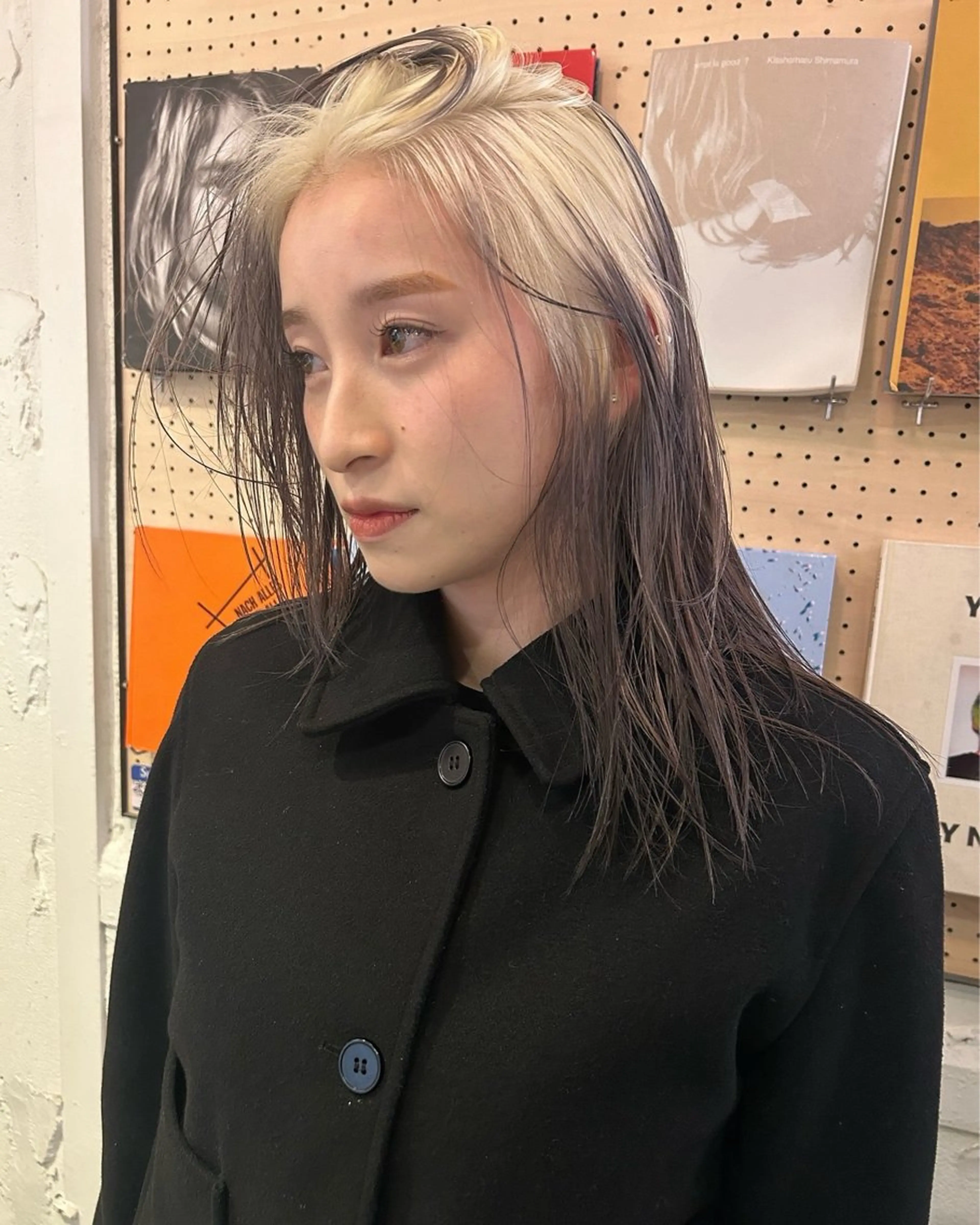 セミロング カラー ブロンド カット ヘアカラー トリートメント Loom.所属・村上雅人 ナチュラルモードのヘアスタイル