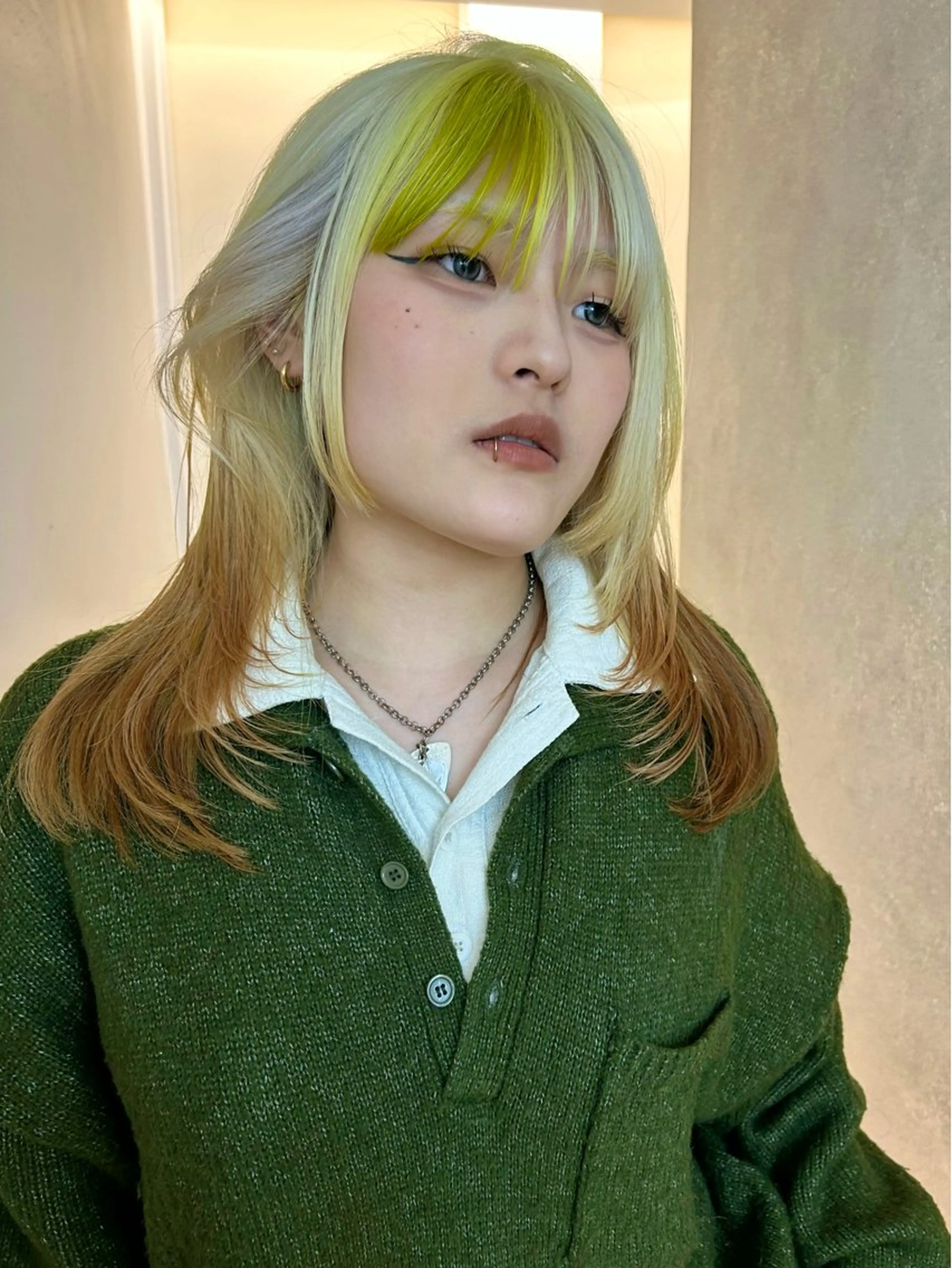 ミディアム カラー ヘアカラー トリートメント 🌟暖色系ハイトーン 🌟AIのヘアスタイル