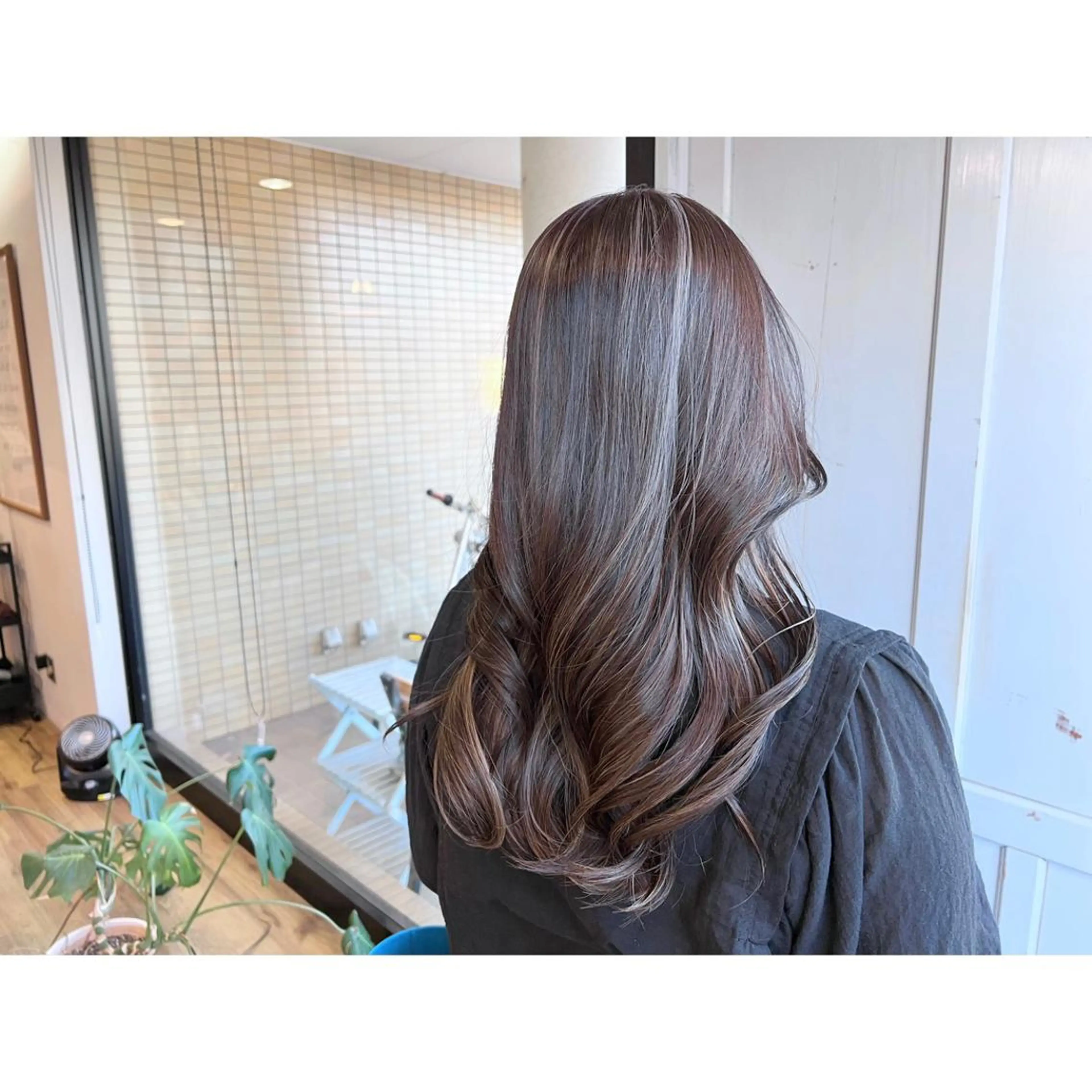 ロング カラー アッシュ ハイライトカラー ラベンダーカラー ラベンダーアッシュ ハイライト ヘアカラー トリートメント ツキダテ ユイのヘアスタイル