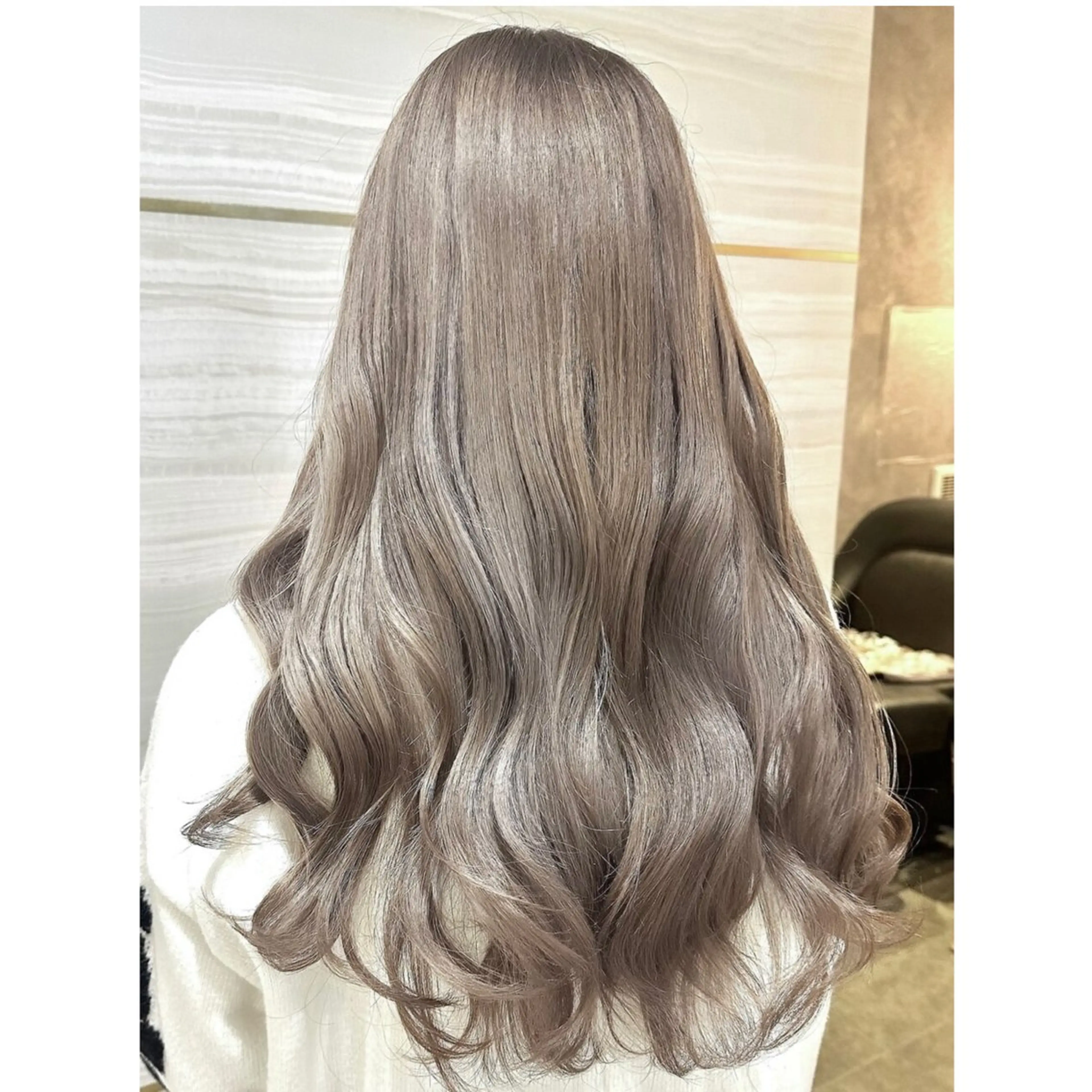 ロング カラー アッシュ ブリーチ ミルクティーアッシュ 似合わせカット 🐈‍⬛momo🐾 ダブルカラーのヘアスタイル