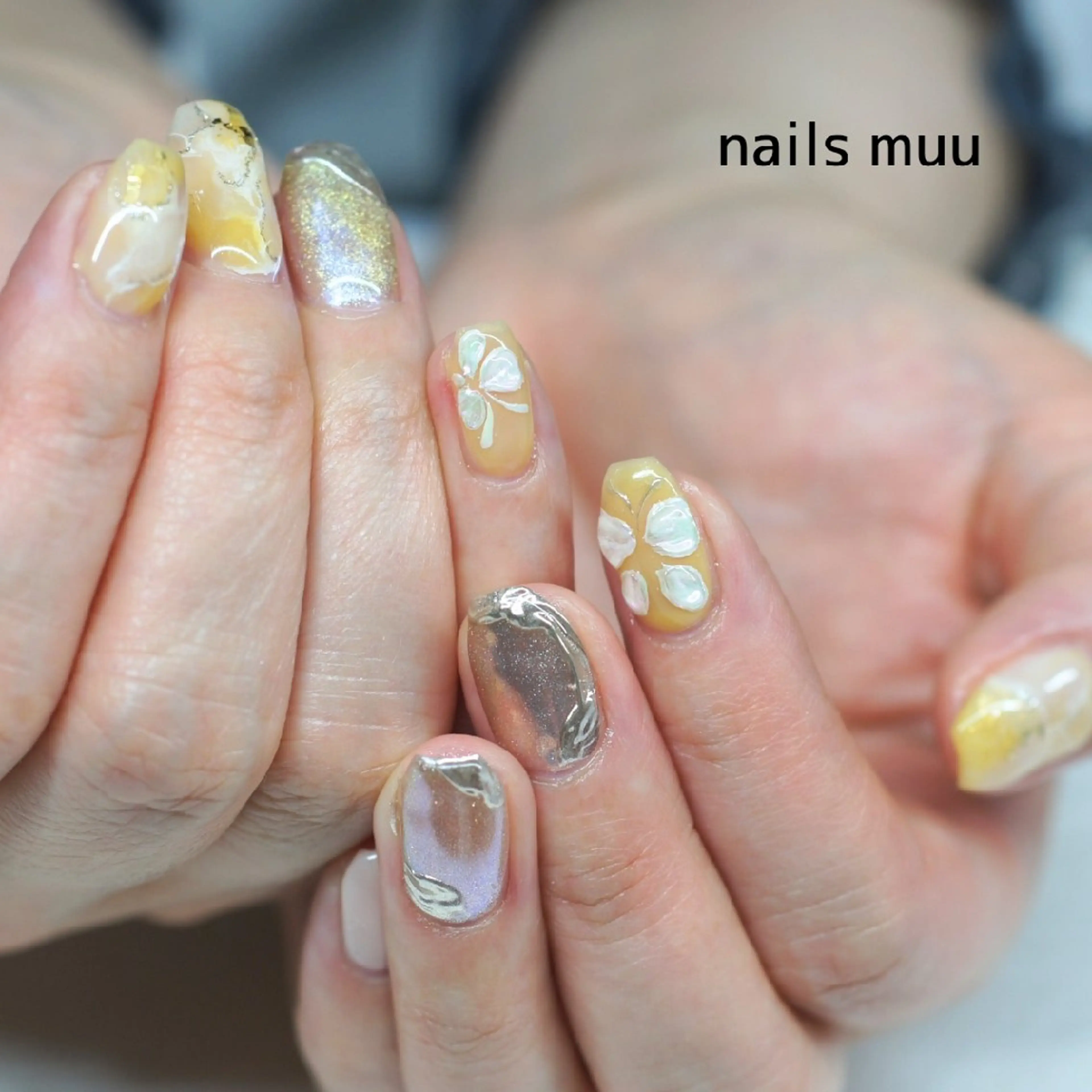 ネイル オーロラネイル キラキラネイル 黄色 ハンドネイル nails muu まゆのネイルデザイン