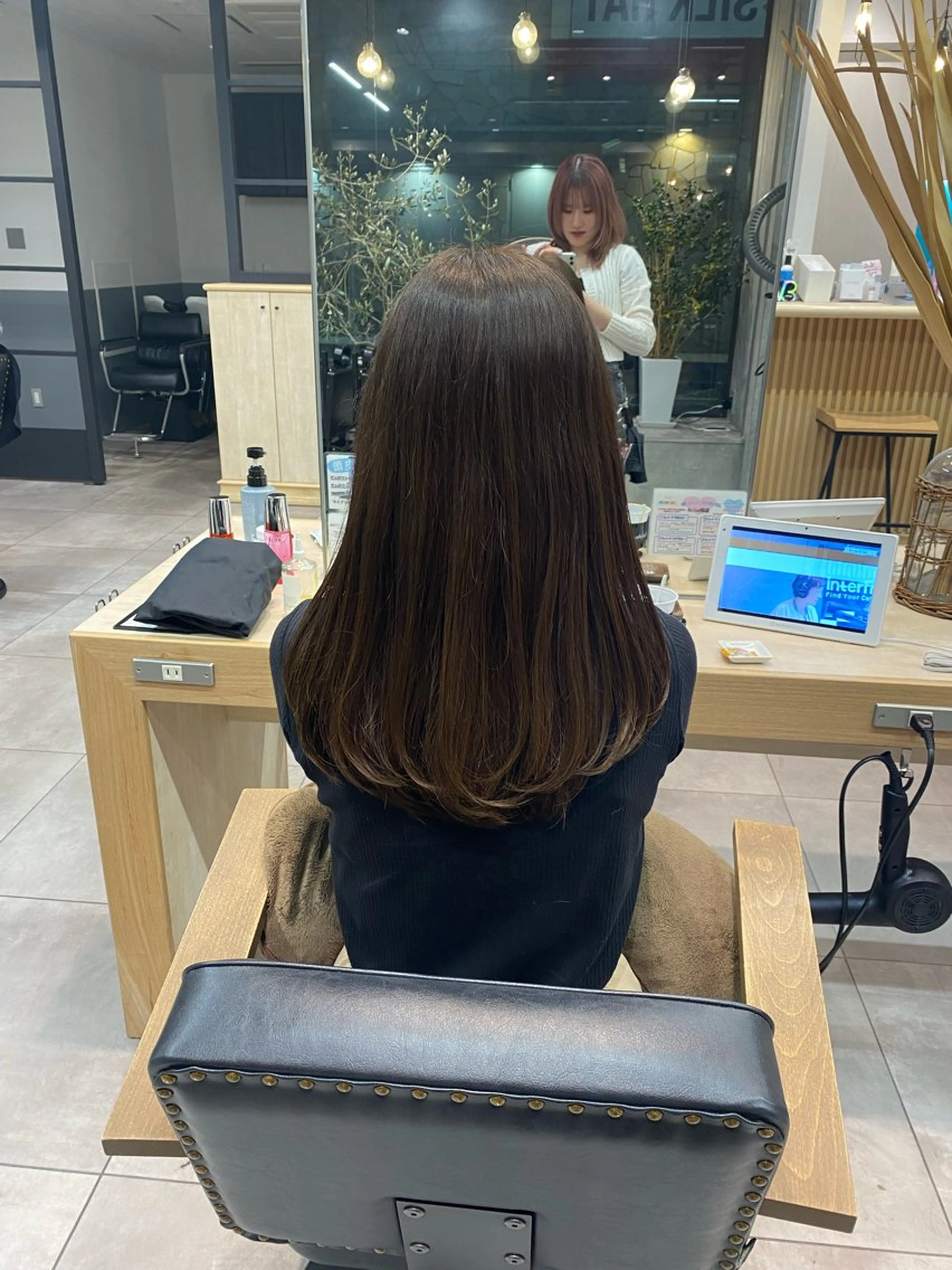 セミロング カラー カット ヘアカラー 韓国ヘア AINA🐱のヘアスタイル