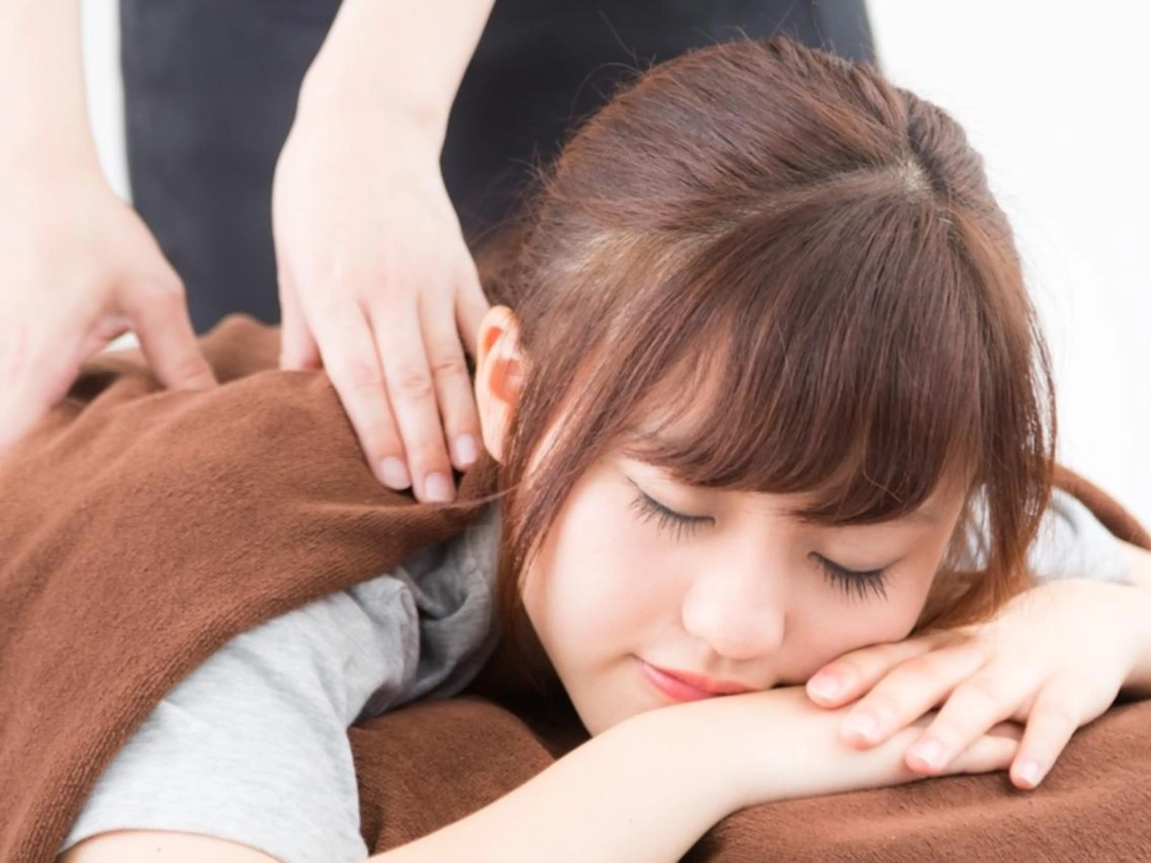 【火曜日､水曜日限定】全身揉みほぐし40分+20分足裏+10分（頭+眼睛疲劳+顔筋）60分¥の写真