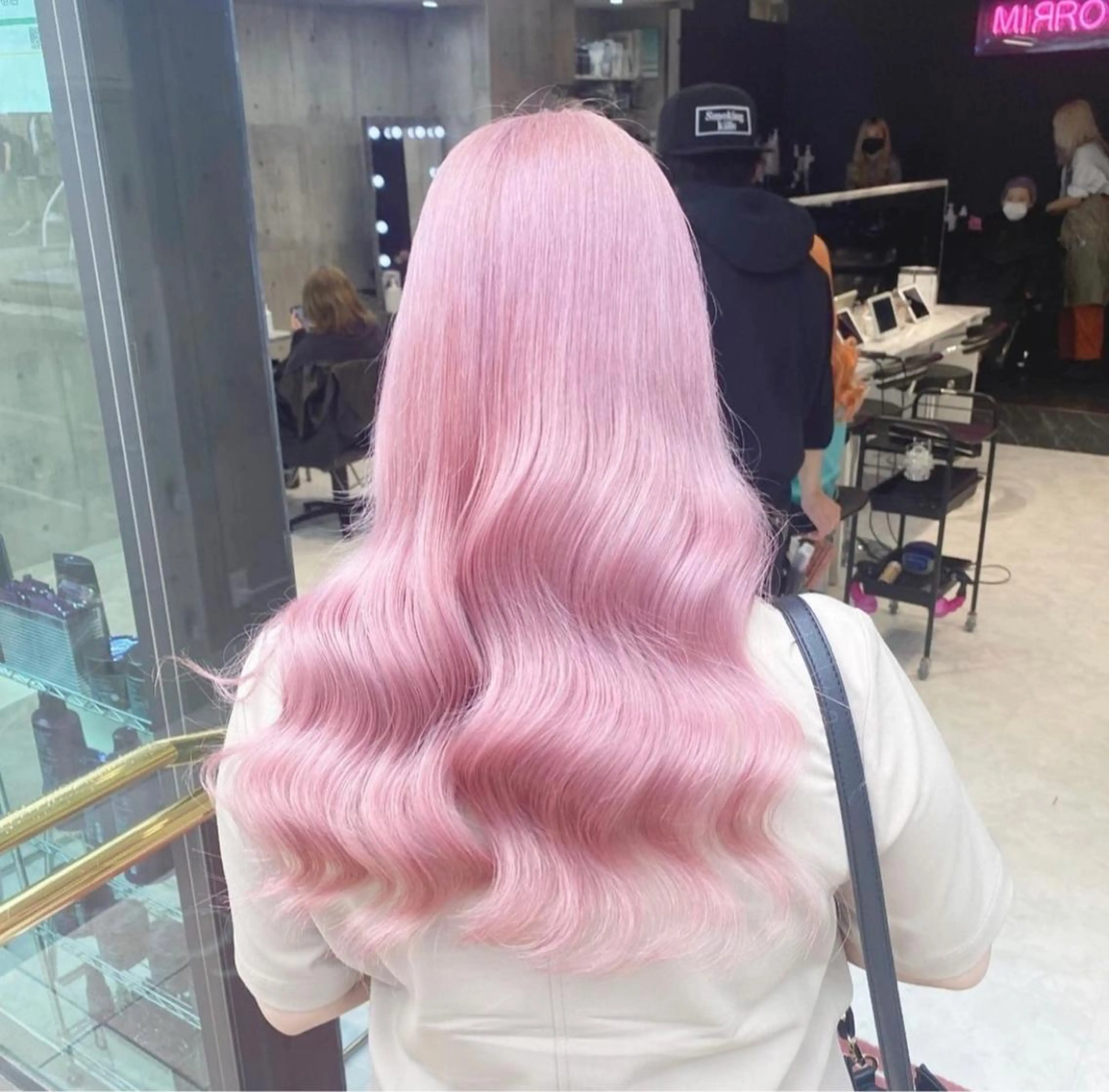 ロング カラー パーマ ヘアアレンジ メンズ キッズ ネイル マツエク・マツパ アイブロウ ヘアカラー トリートメント ハイトーン/ピンク 💗モモ໒꒱のヘアスタイル