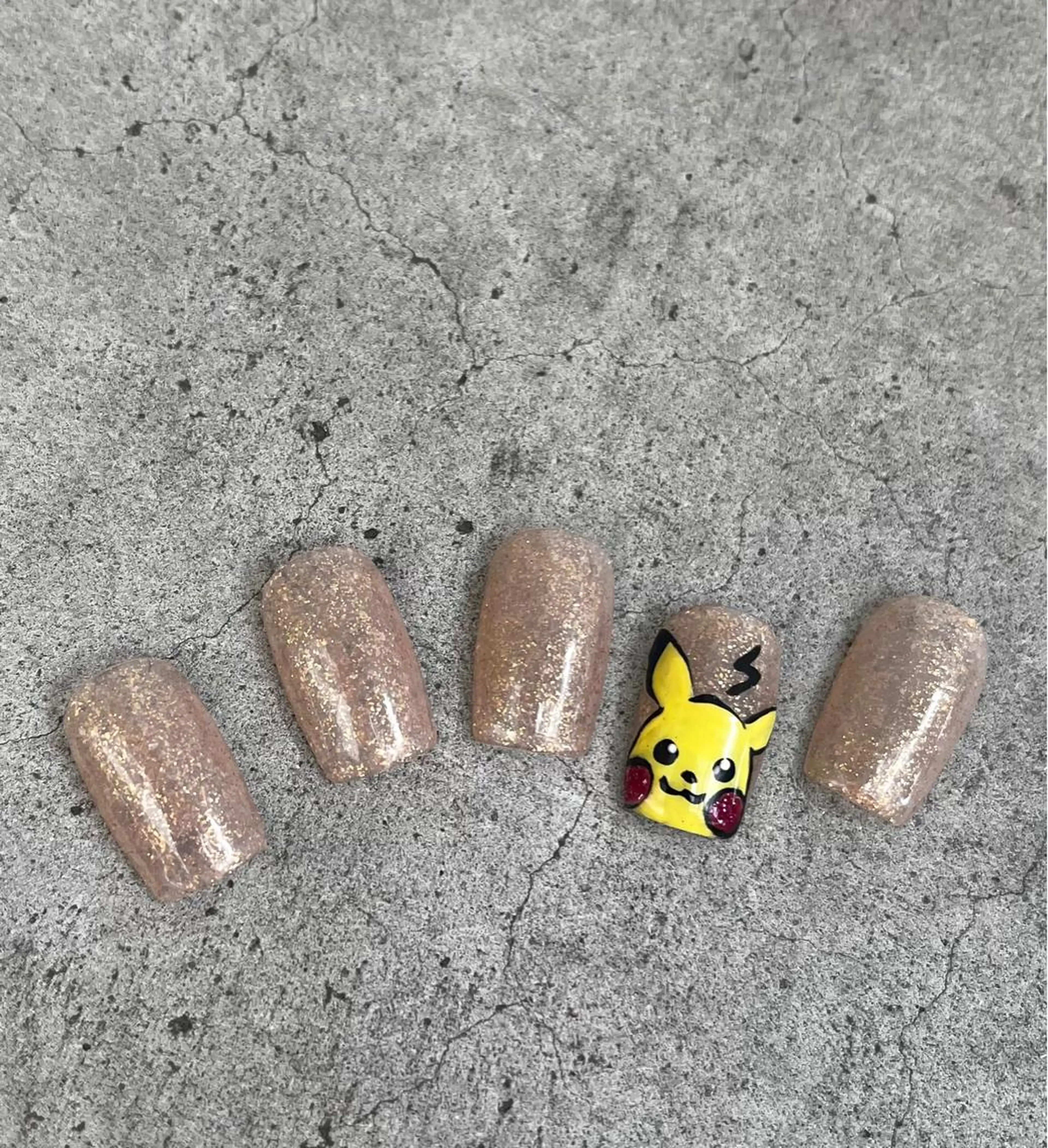 1本キャラネイルあとワンカラーの写真