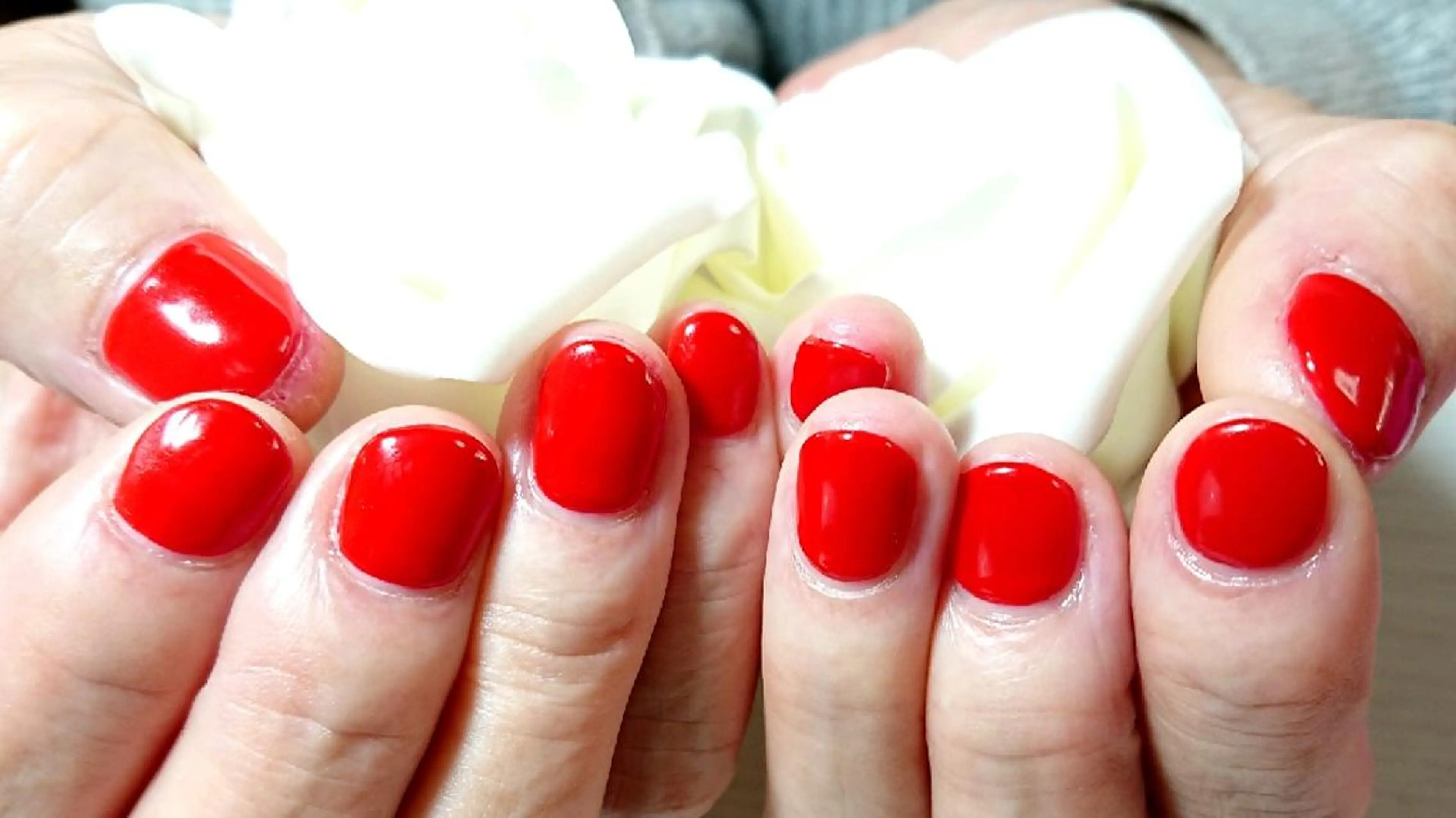 ネイル ワンカラーネイル 赤色 ハンドネイル 林 珠里のネイルデザイン
