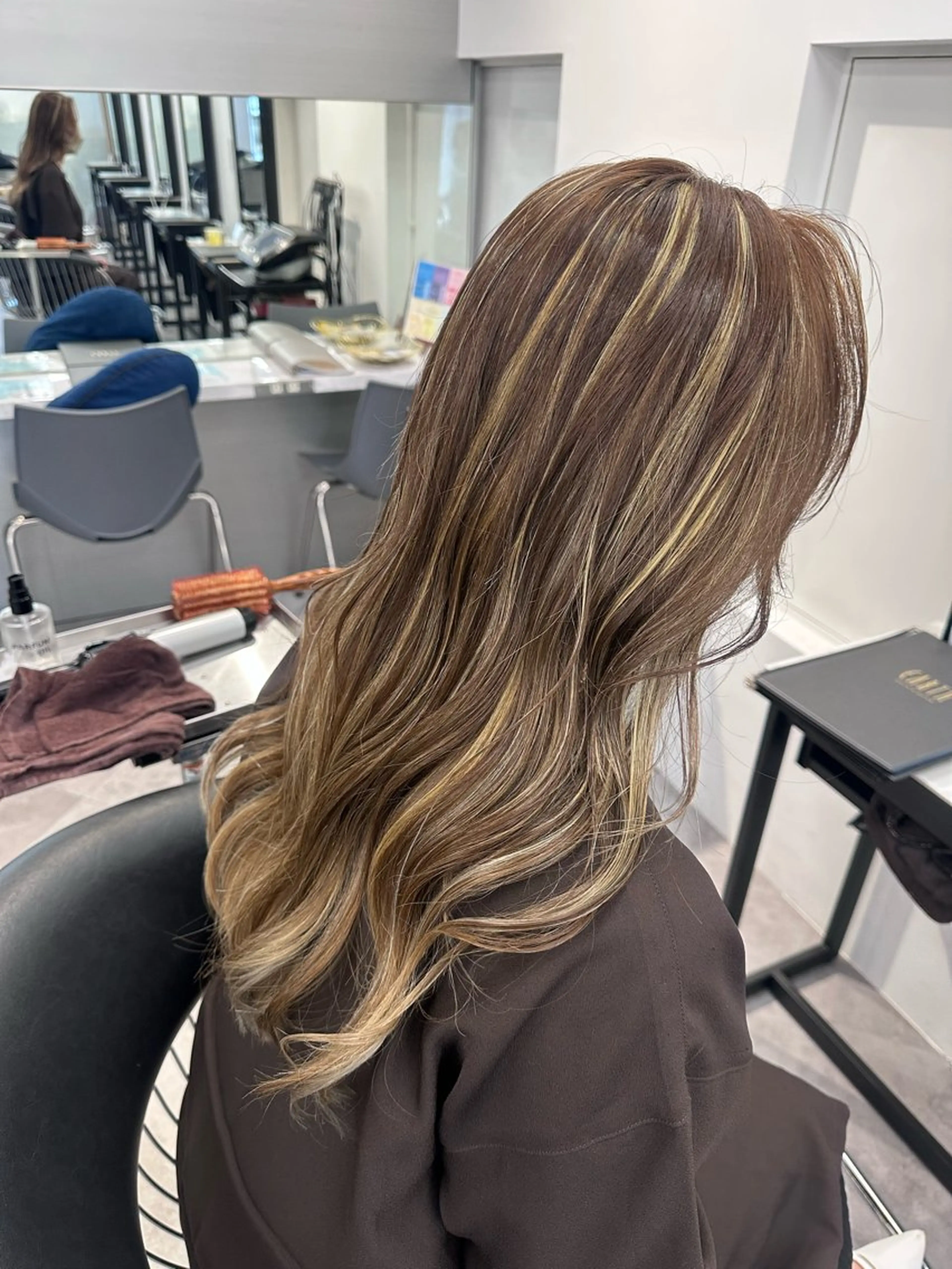 ロング カラー ベージュカラー ブリーチ ハイライトカラー ハイライト ヘアカラー ✨️デザインカラー AIRI✨のヘアスタイル