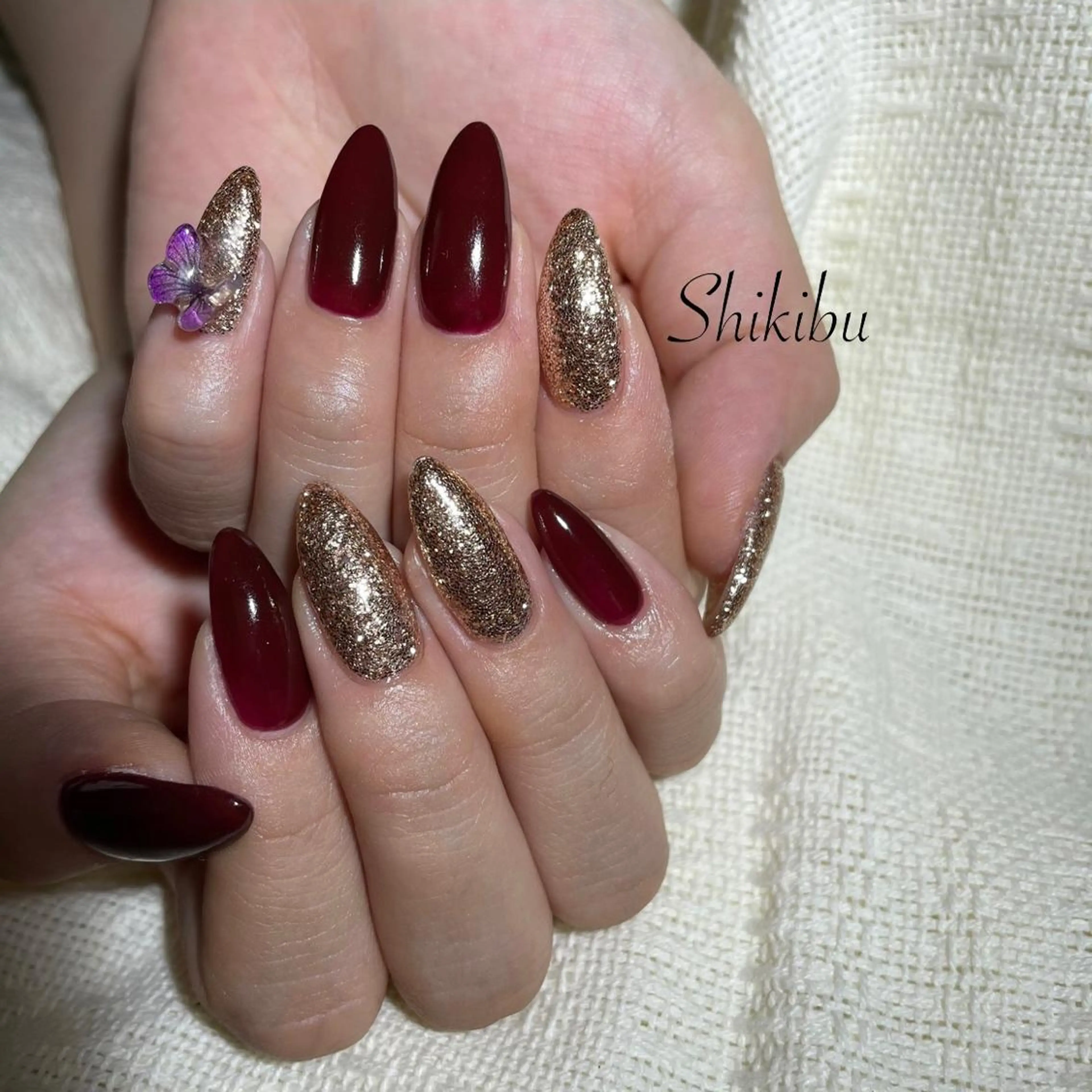 ネイル ボルドー ゴールド ラメ(グリッター) miki一宮 プライベートサロンのネイルデザイン