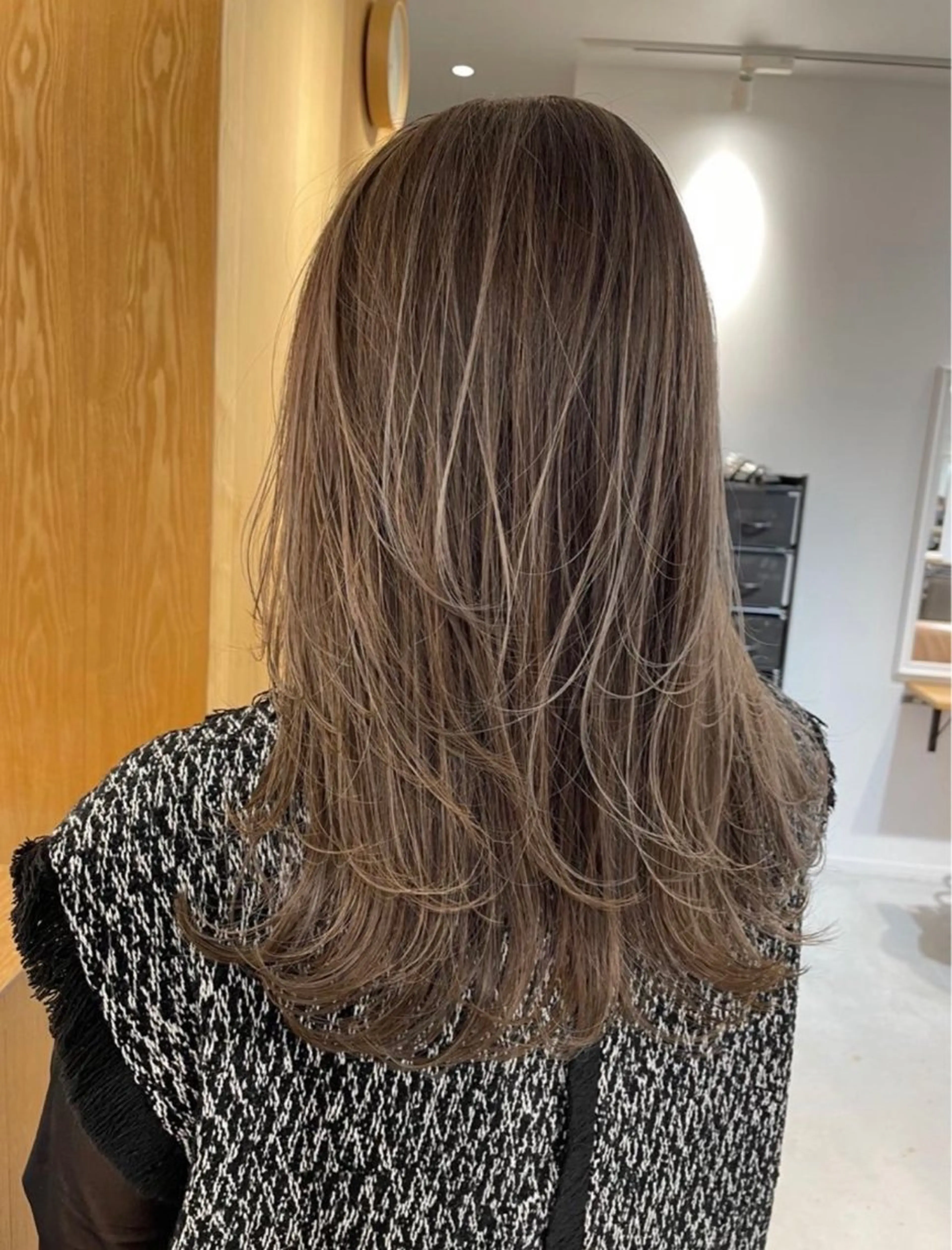 ミディアム カラー 片桐 美海のヘアスタイル