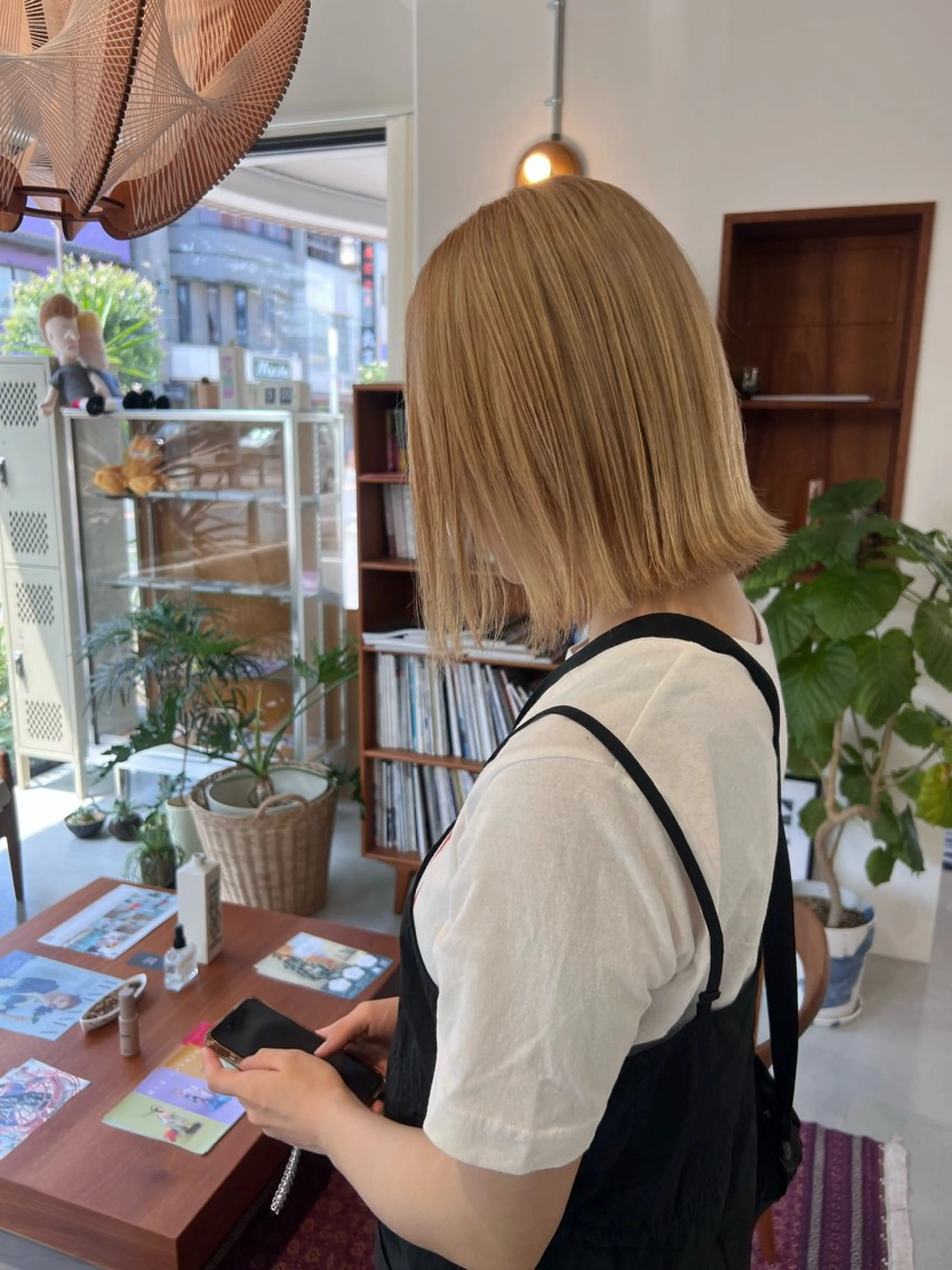 ミディアム カラー ベージュカラー ミルクティーベージュ ボブ カット ヘアカラー 石川 実咲のヘアスタイル