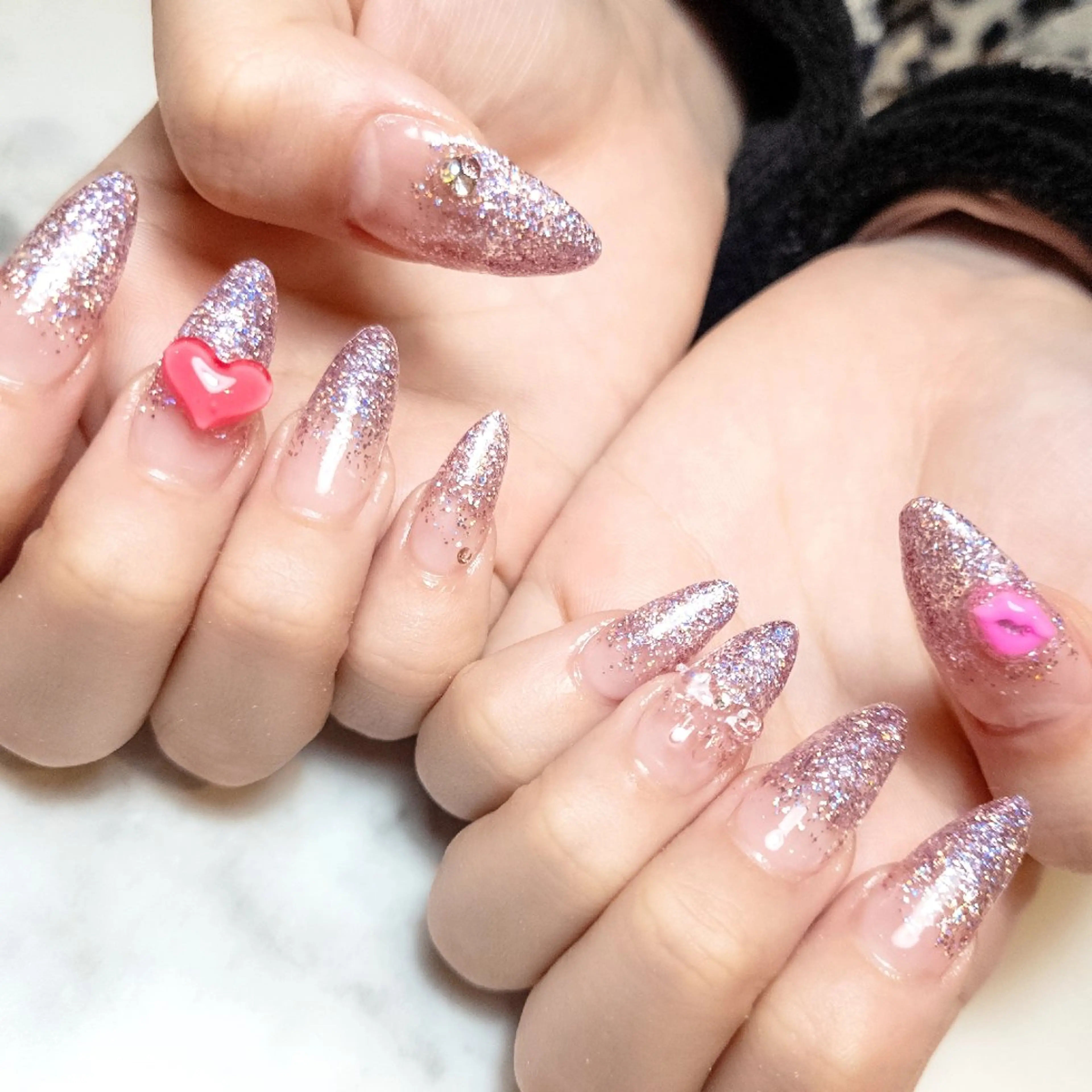 ネイル ラメ(グリッター) ラメグラデーション ピンク ハンドネイル 3/3🈳️🌼 永山瑞穂のネイルデザイン