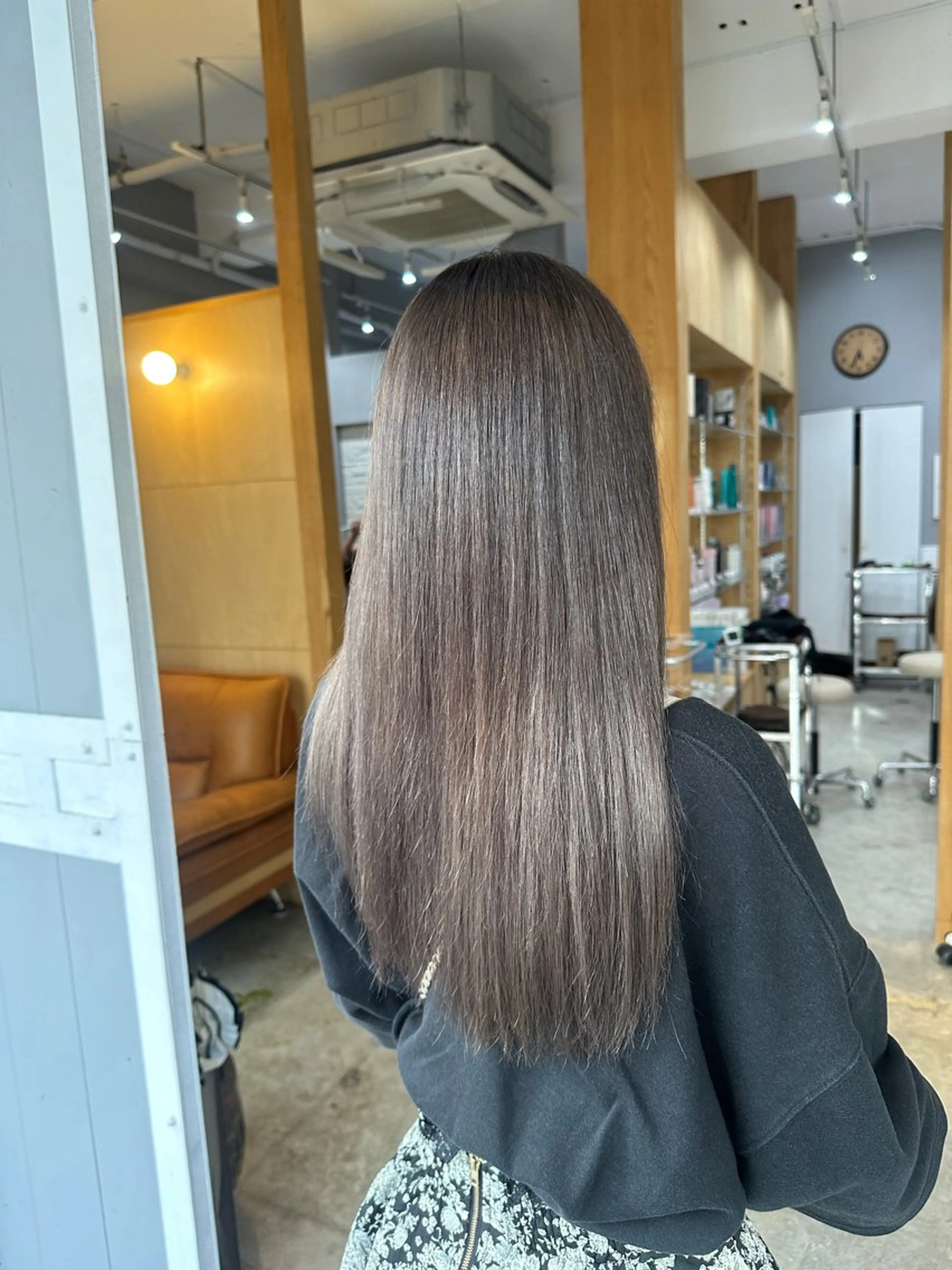 ミディアム miloc MOMOKAのヘアスタイル